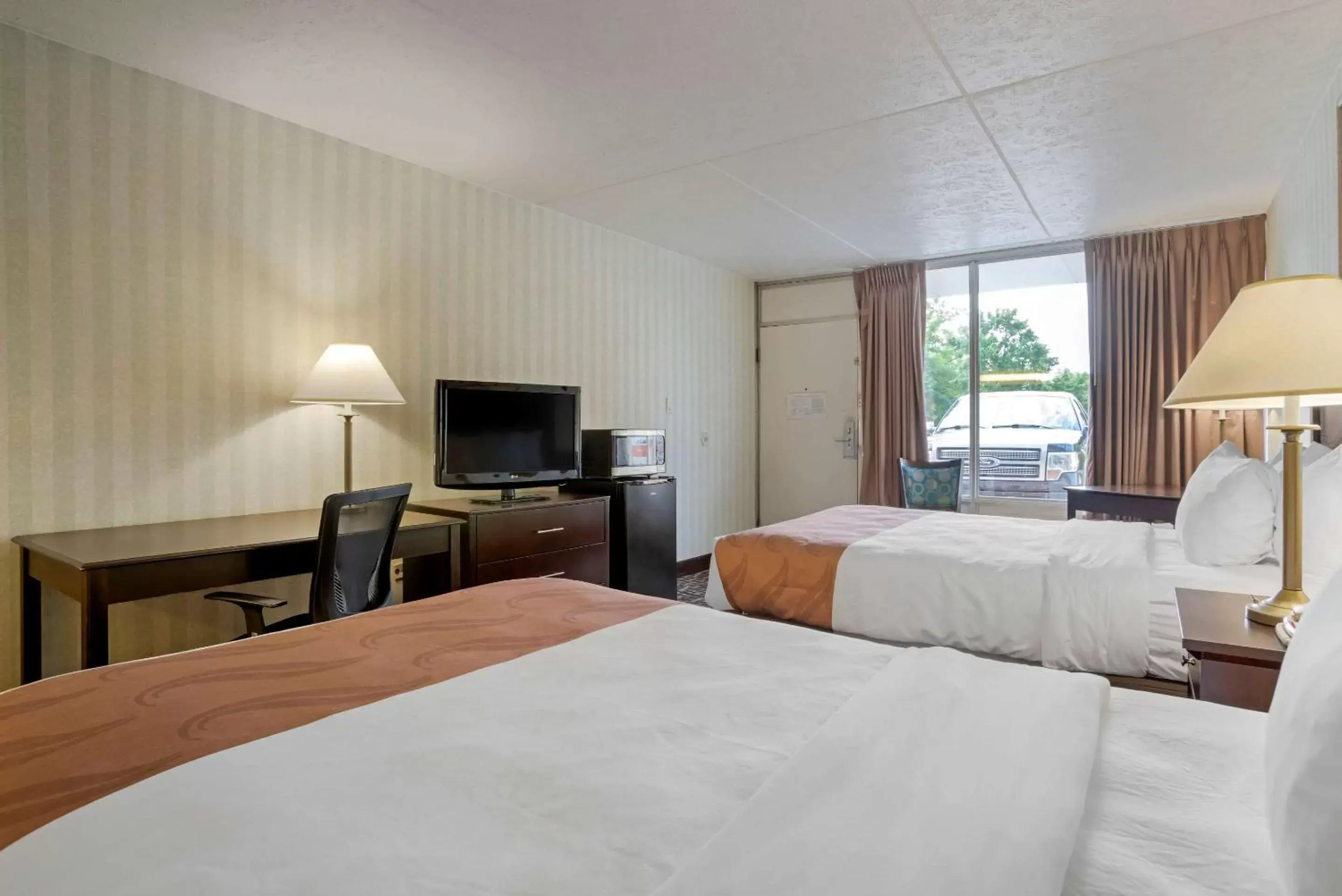 Photo of the whole room, Bed in Quality Inn Fredericksburg near Historic Downtown