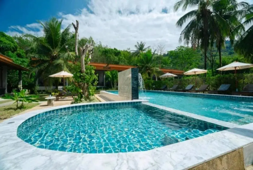 Swimming Pool in Grandfather hotel Khaolak