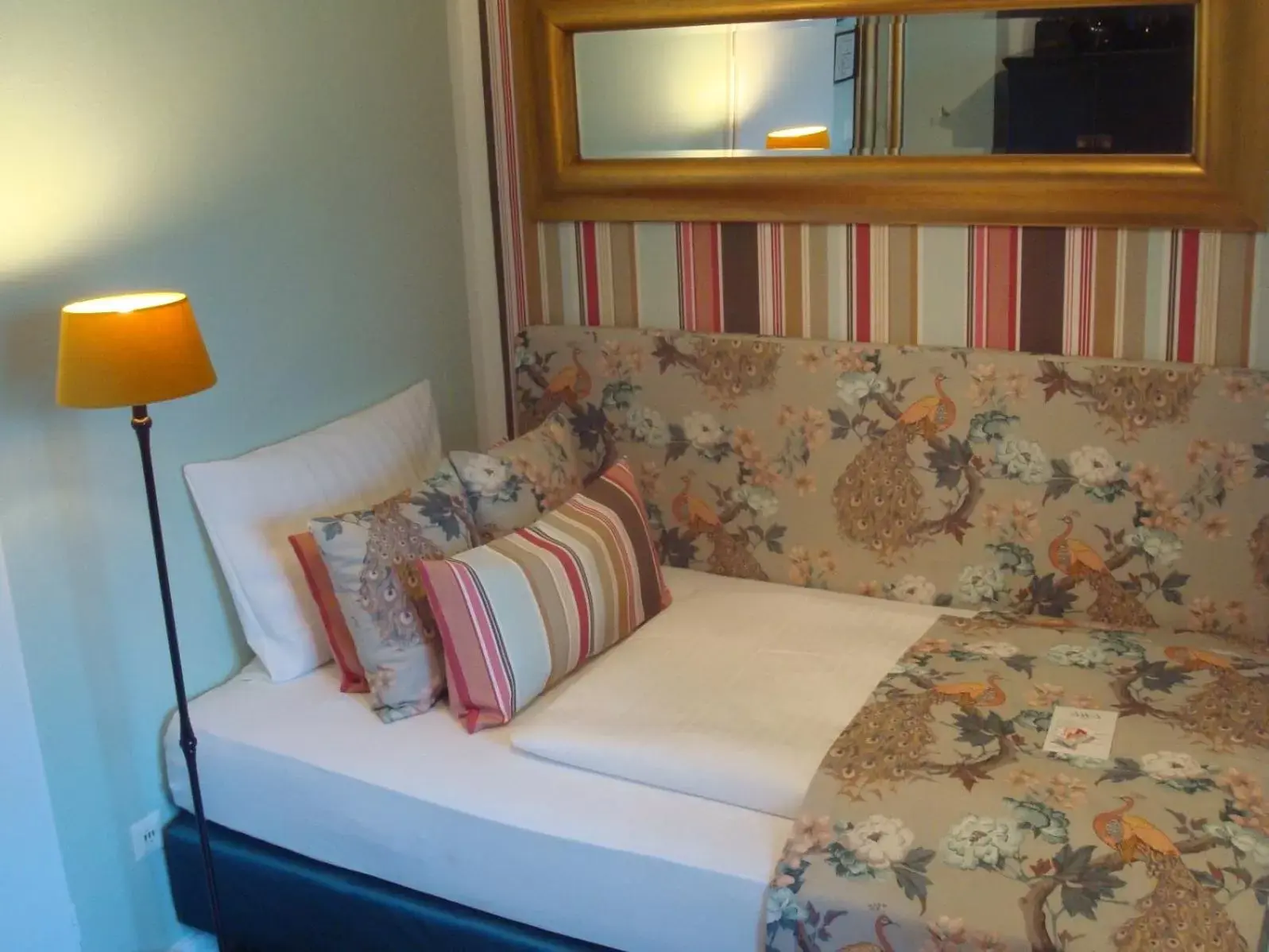 Photo of the whole room, Bed in Hotel Sir & Lady Astor