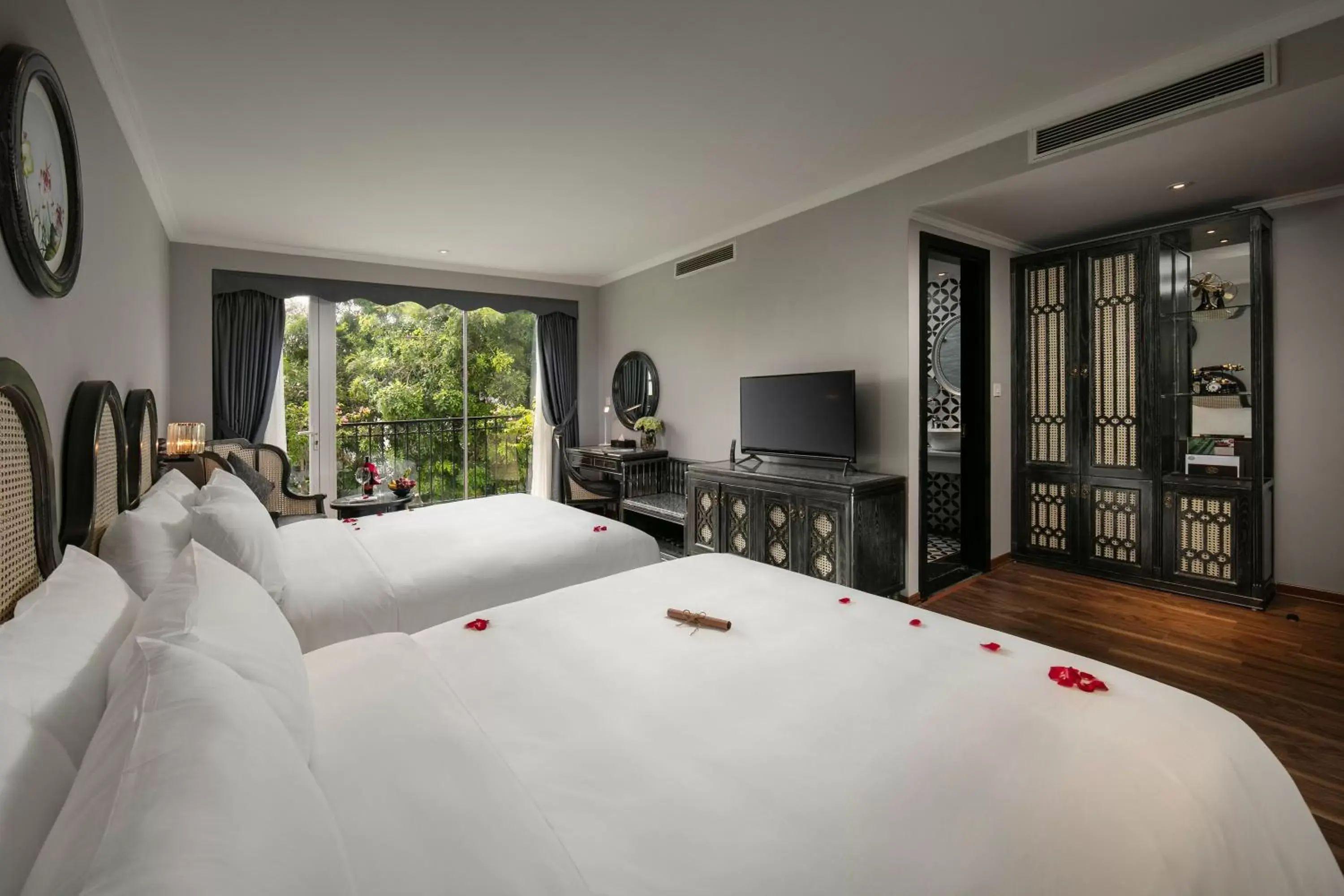 Bedroom in Shining Central Hotel & Spa