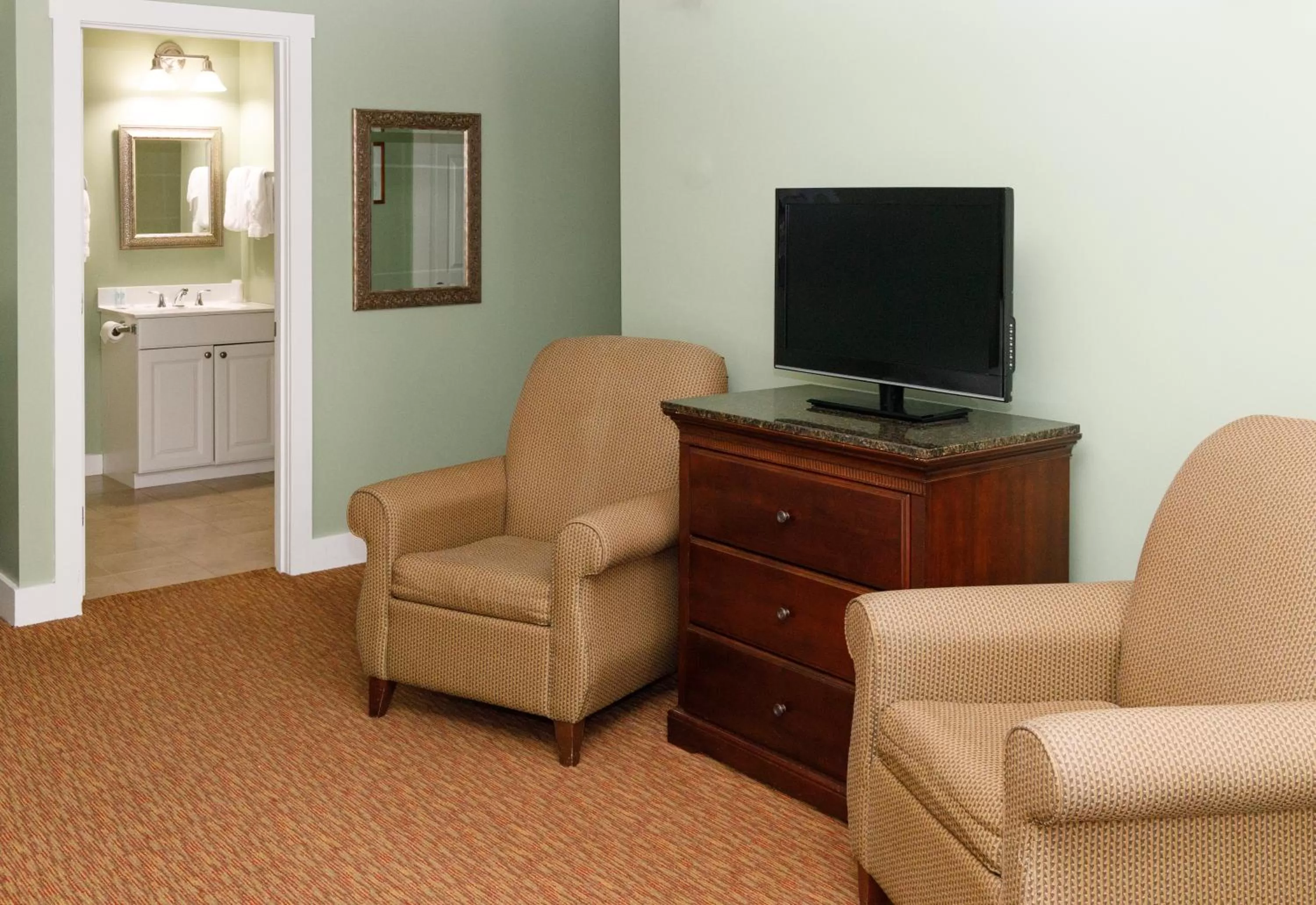 Bedroom, Seating Area in Admiral's Inn Resort
