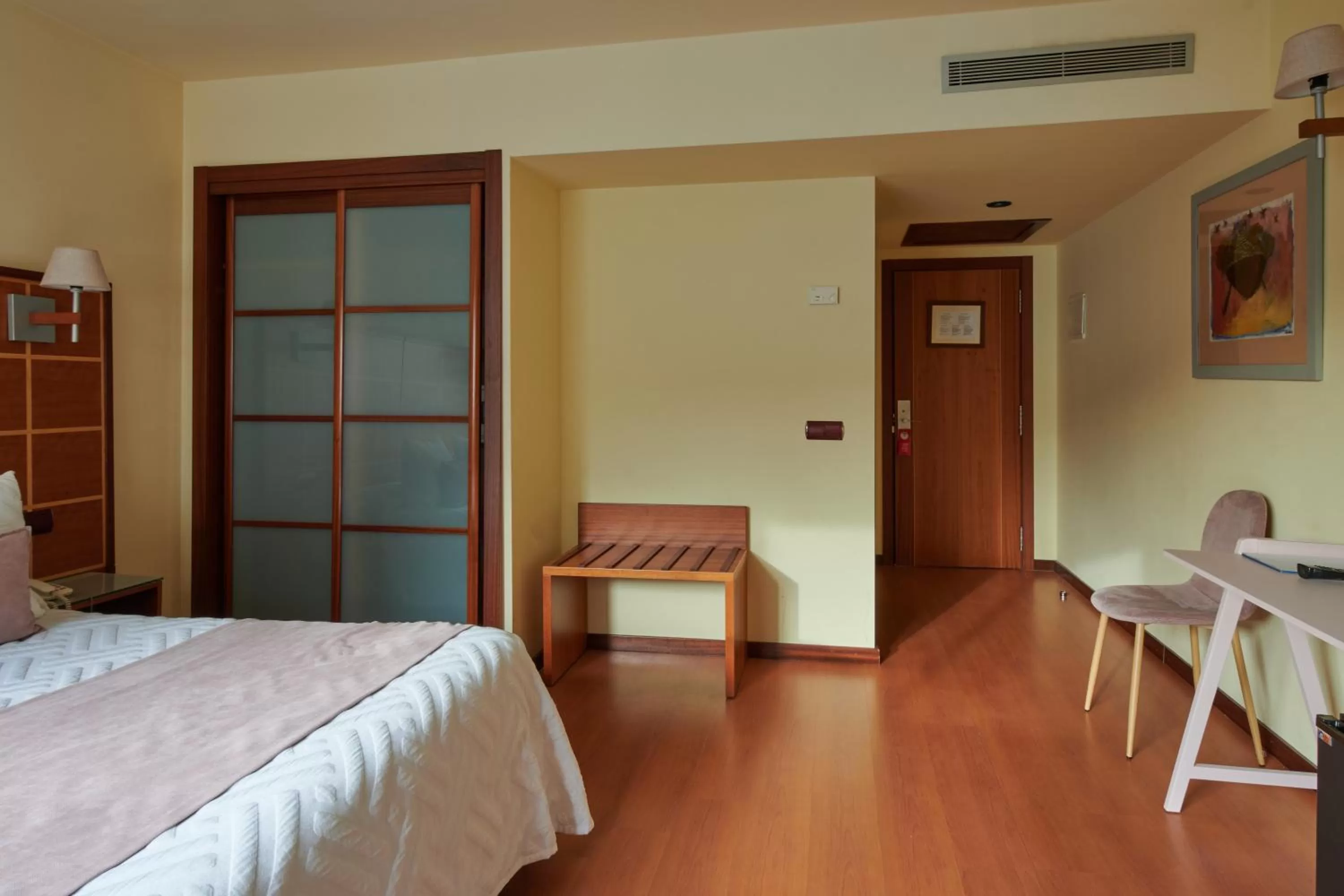 Photo of the whole room, Bed in Ramblas Vendrell