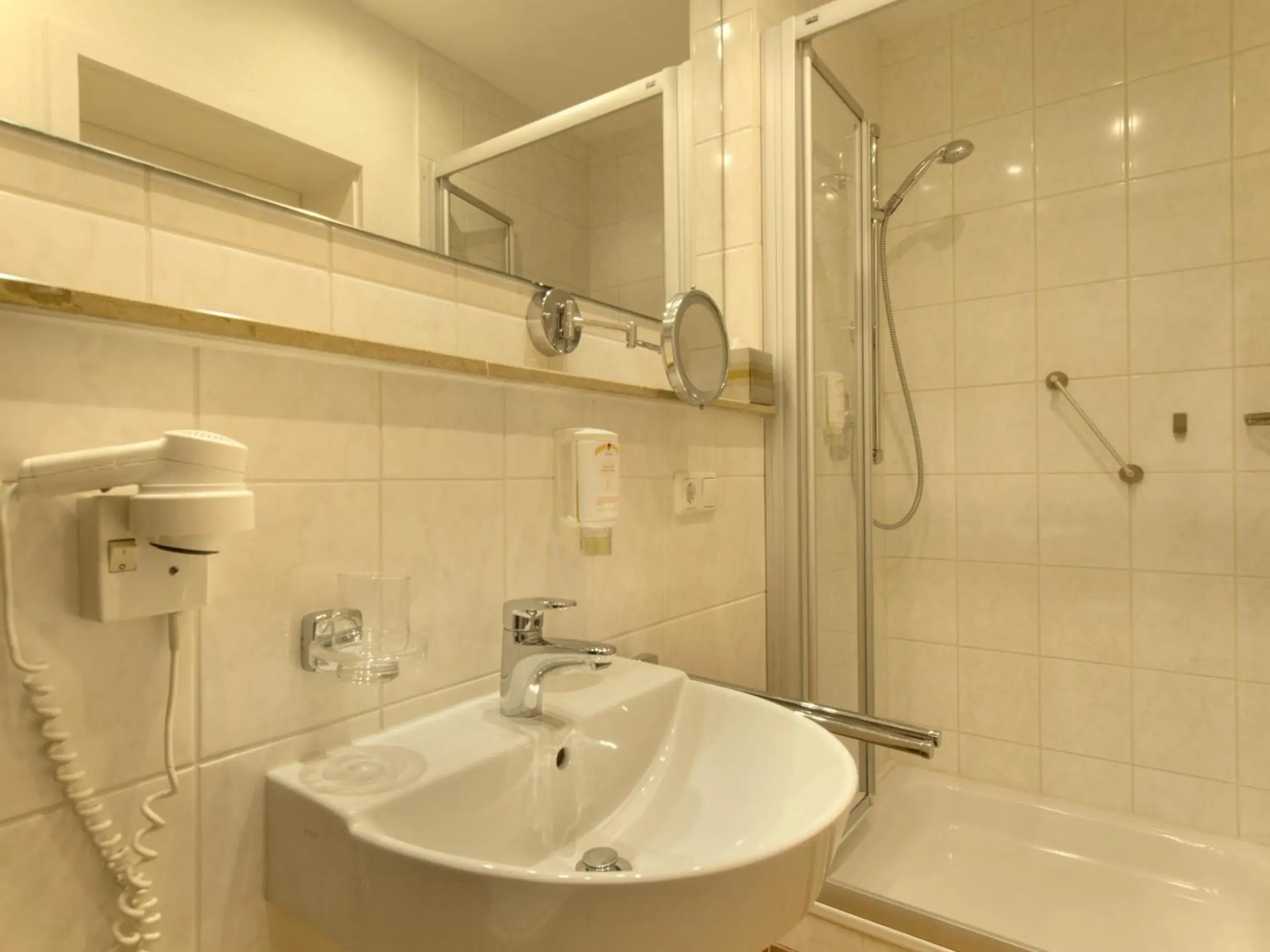 Shower, Bathroom in Hotel Kriemhild am Hirschgarten