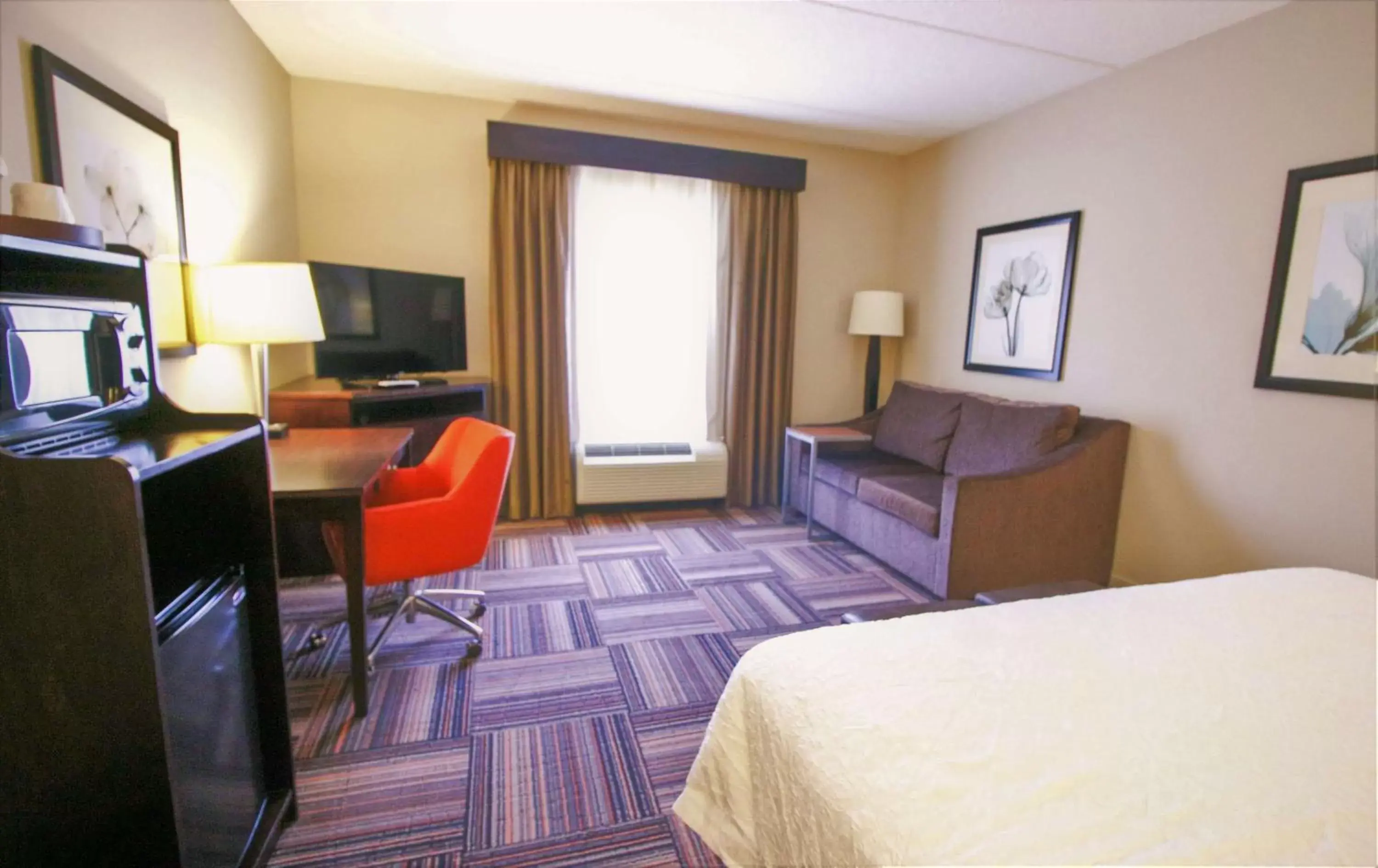 Bedroom, TV/Entertainment Center in Hampton Inn & Suites Flowery Branch