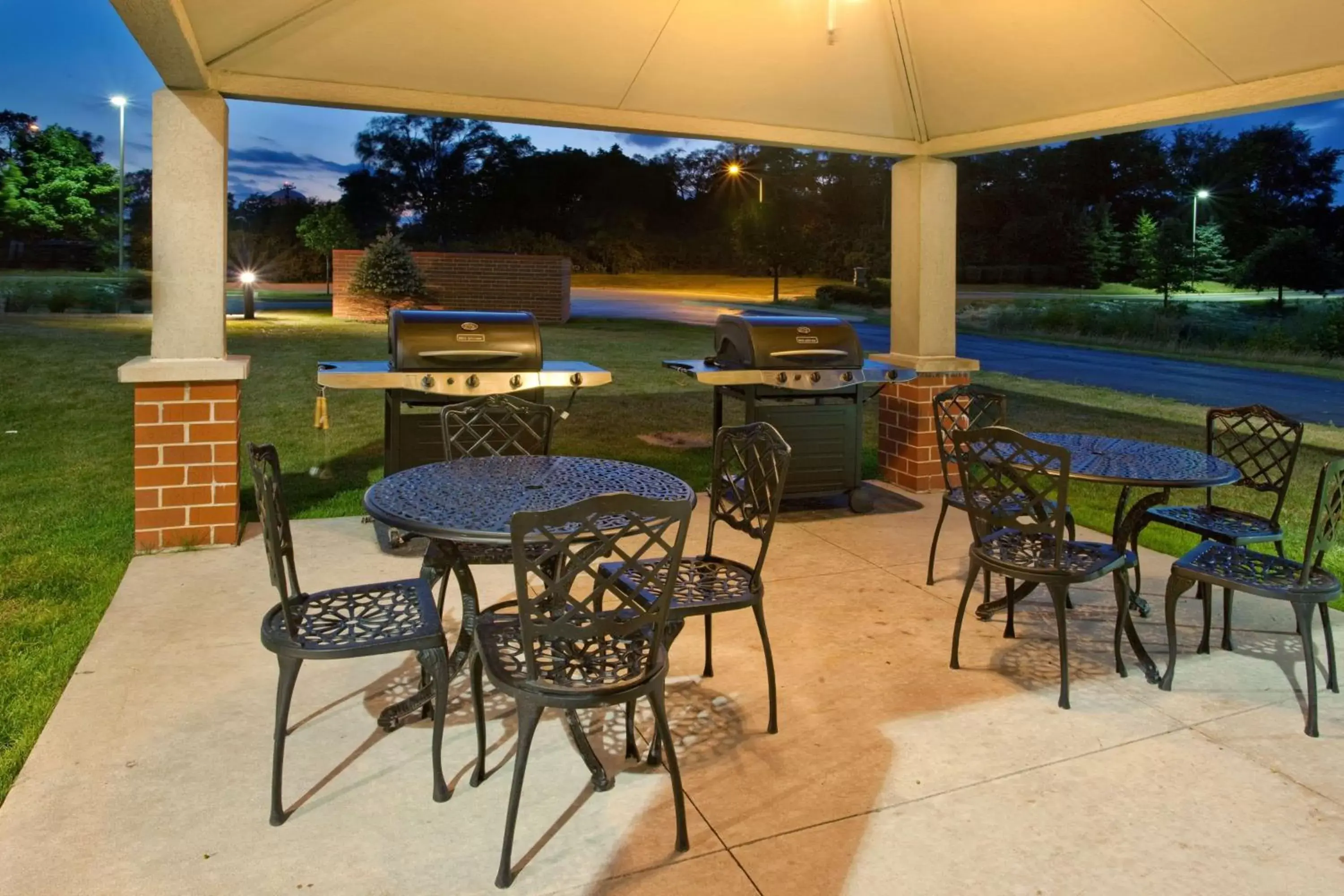 Patio in Sonesta Simply Suites Chicago Naperville