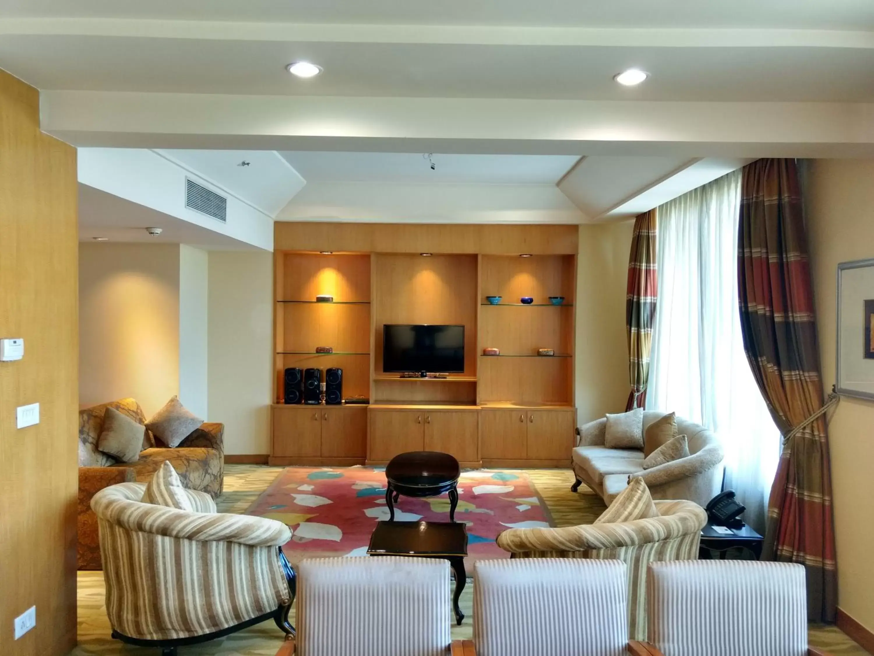 Living room, Seating Area in The Grand New Delhi