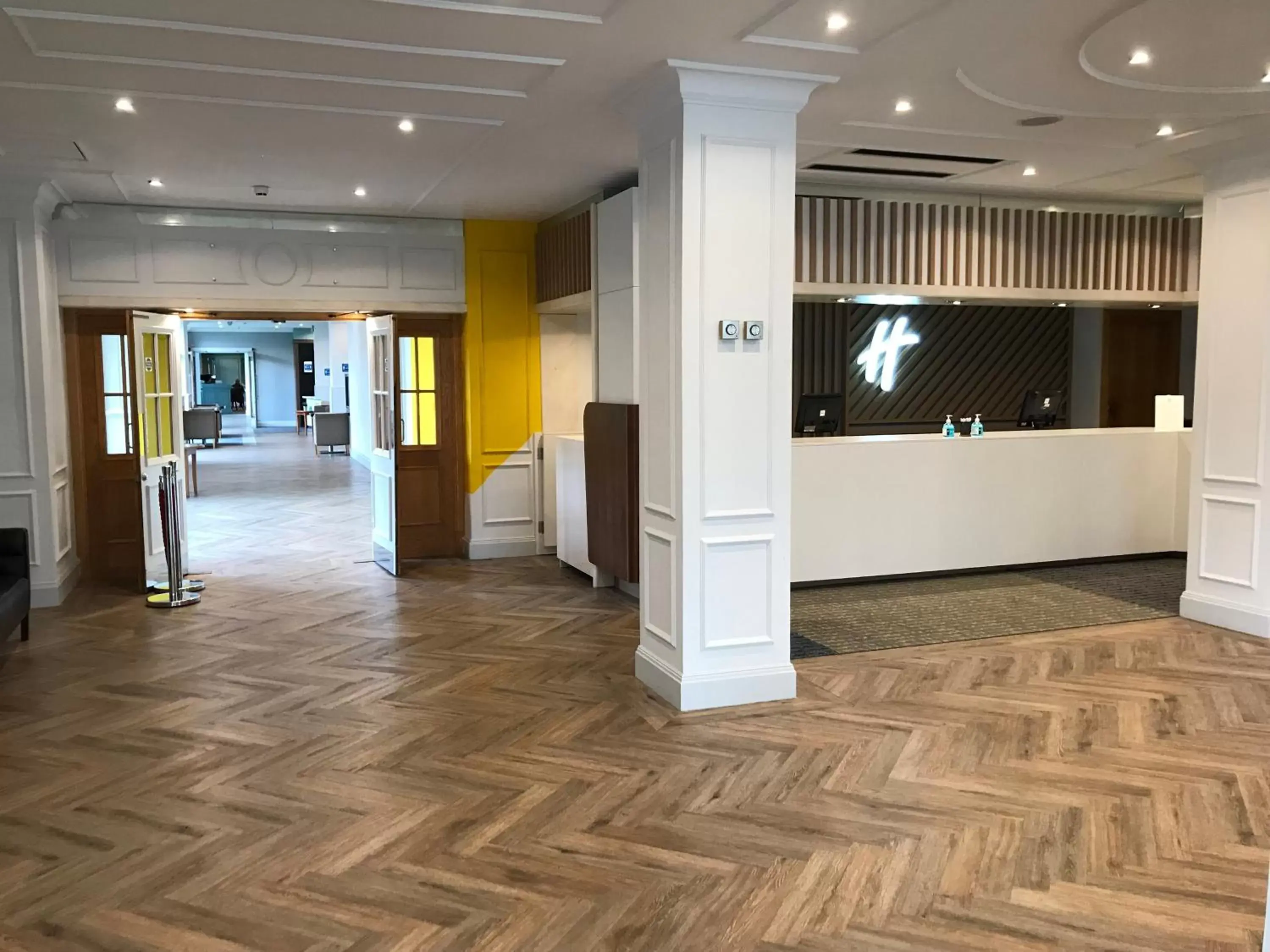 Property building, Lobby/Reception in Holiday Inn Doncaster A1- M Jct 36, an IHG Hotel