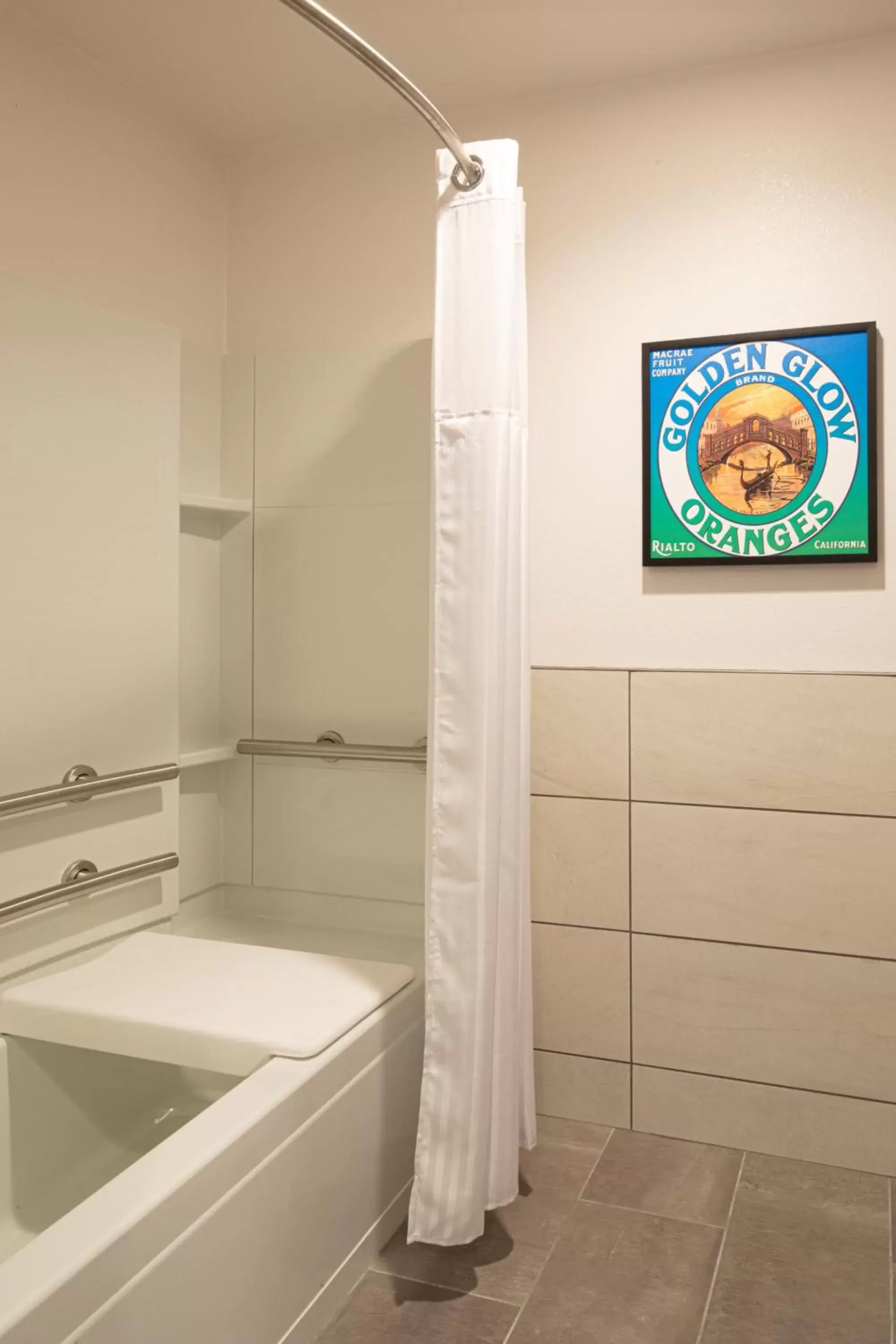 Shower, Bathroom in Ayres Hotel Rialto Fontana