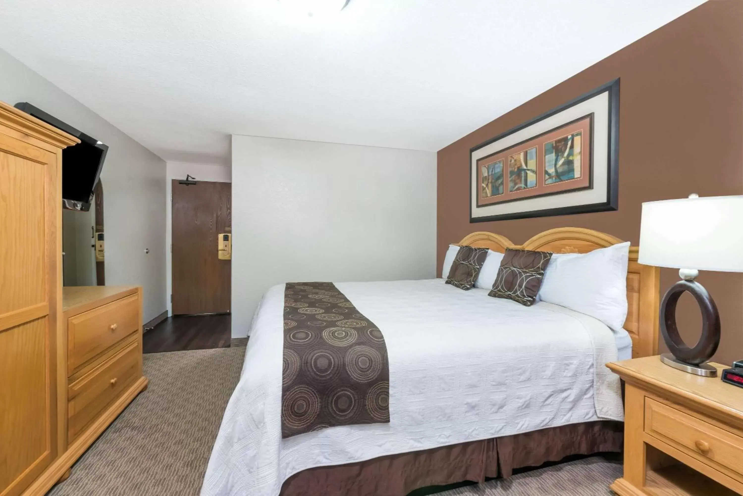 Photo of the whole room, Bed in Super 8 by Wyndham Deadwood Black Hills Area
