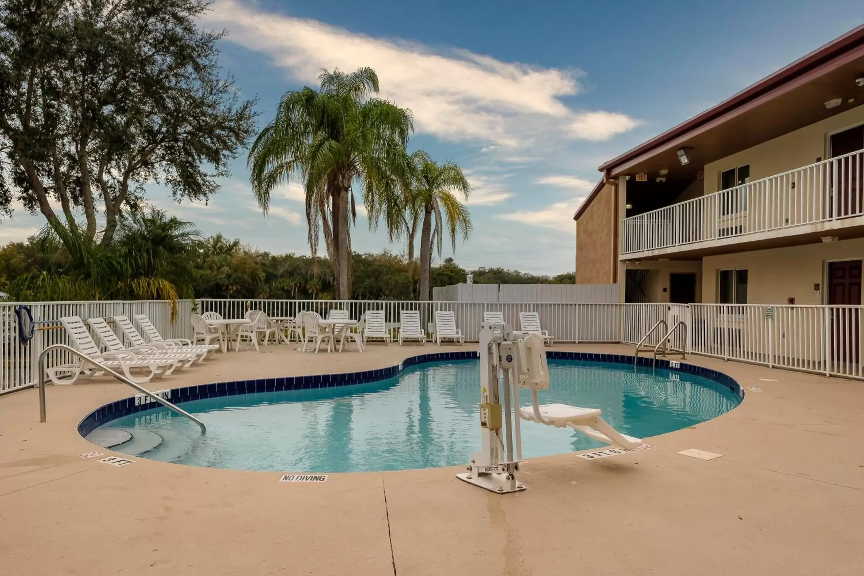 Swimming pool in Red Roof Inn Ellenton - Bradenton NE