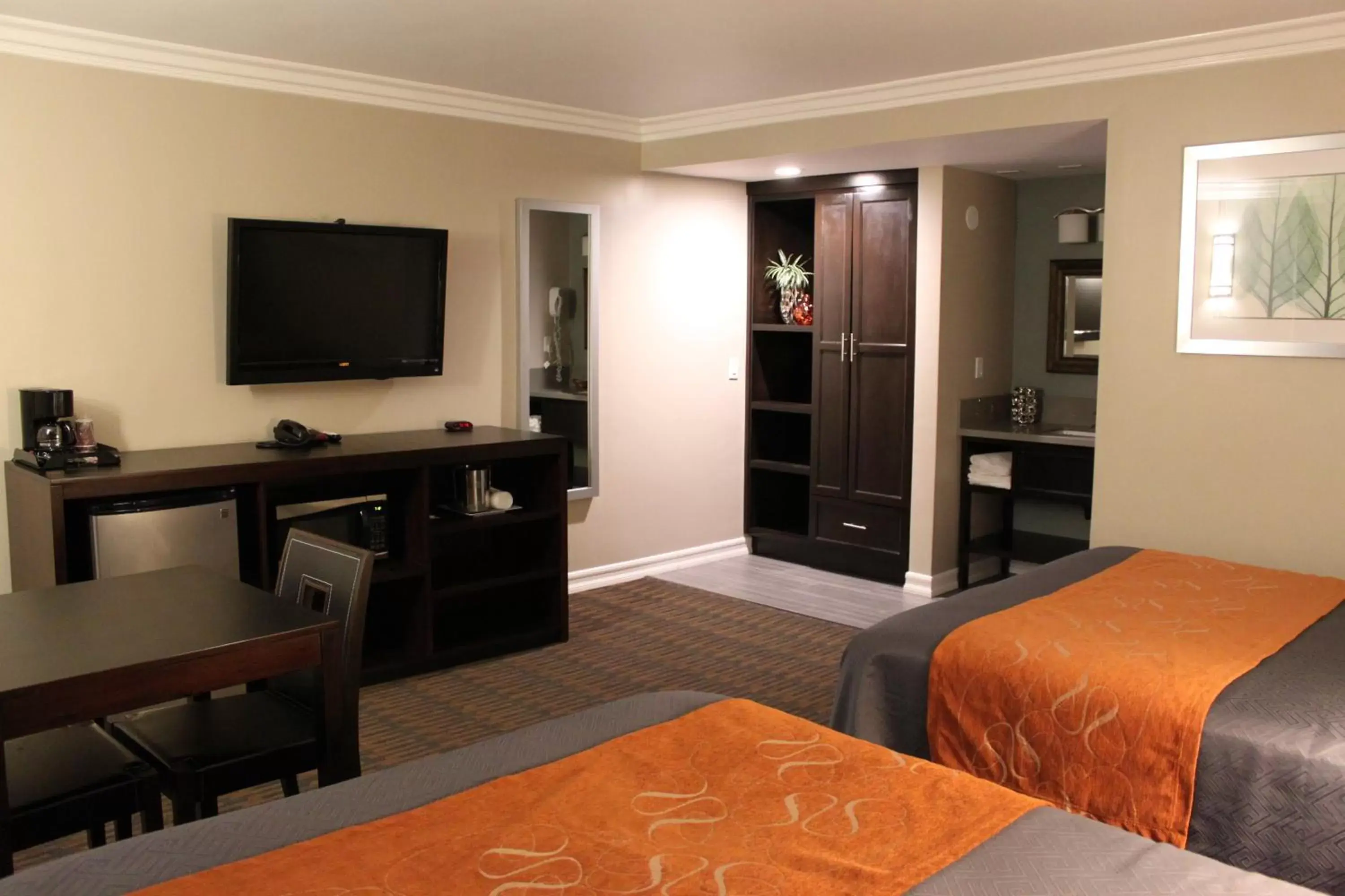 Photo of the whole room, TV/Entertainment Center in Friendly Hills Inn