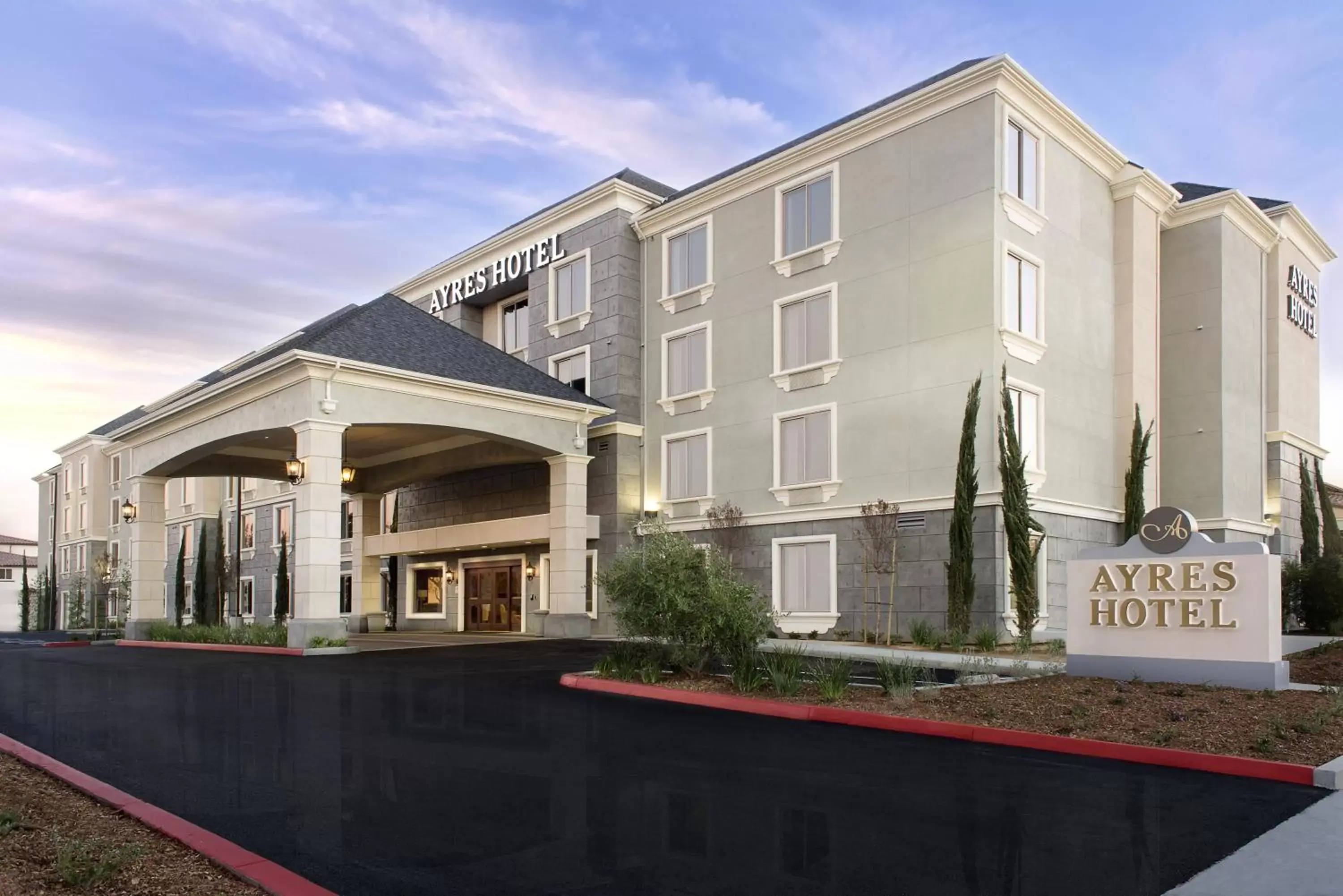 Facade/entrance in Ayres Hotel Fountain Valley