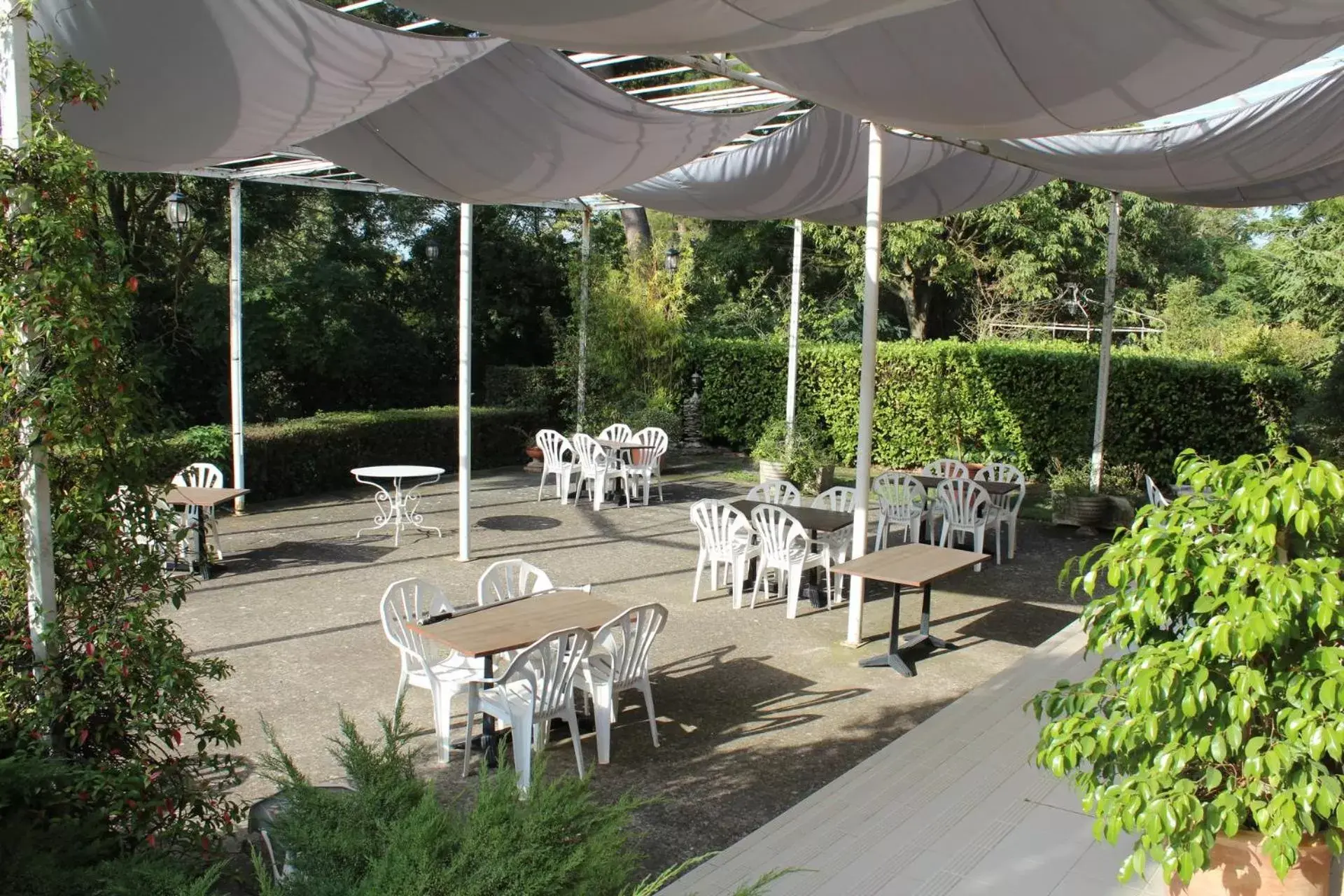 Balcony/Terrace, Restaurant/Places to Eat in Château Saint-Martin