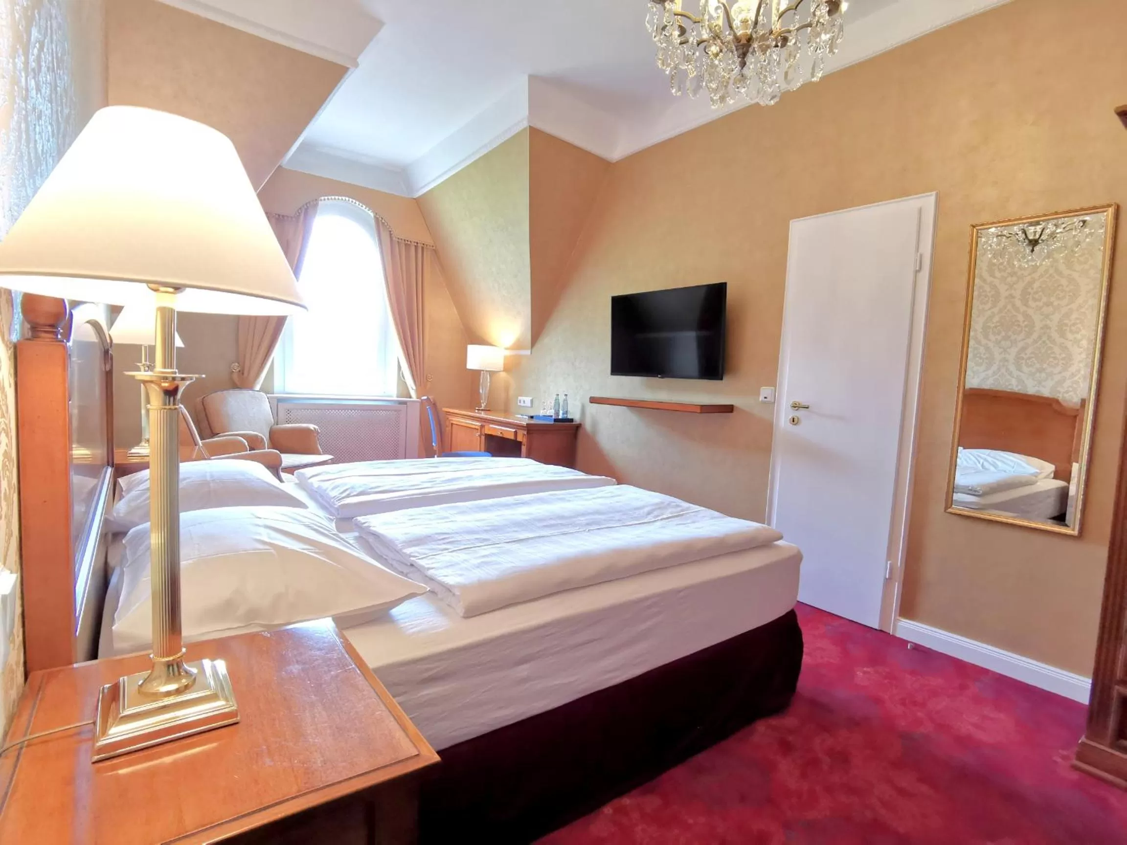 Photo of the whole room, Bed in Hotel Erbprinzenpalais