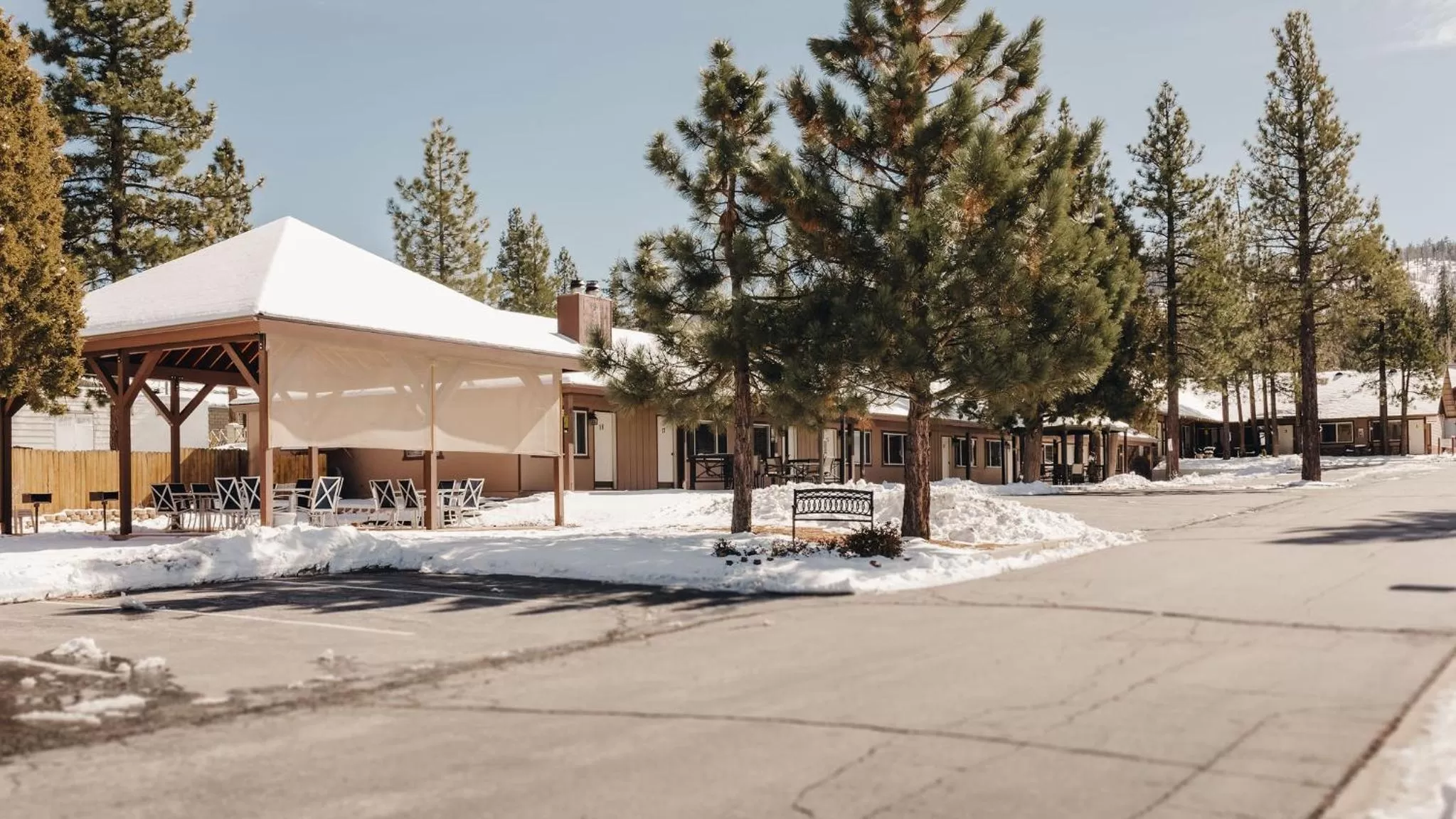 Vintage Lakeside Inn