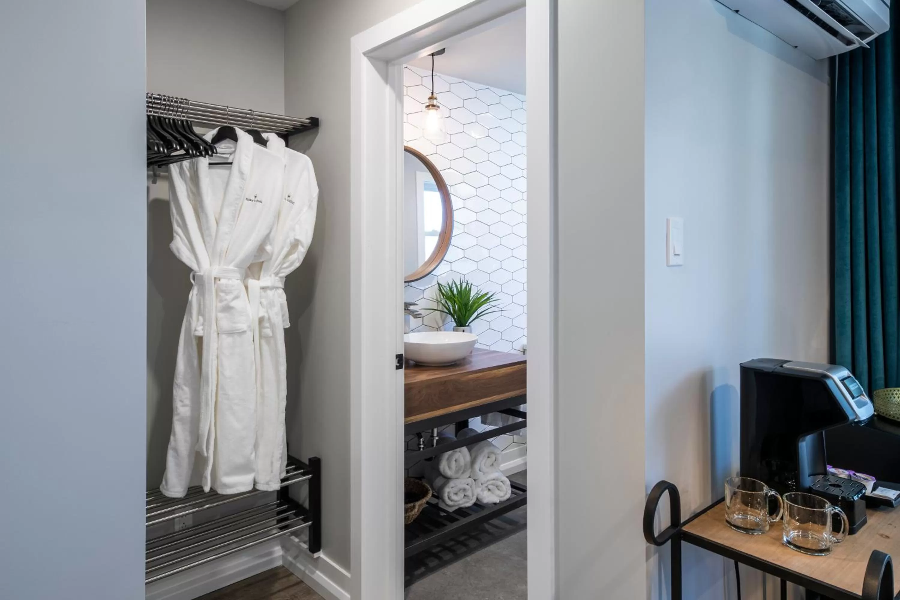 Coffee/tea facilities in Square Victoria Maison Hôtelière