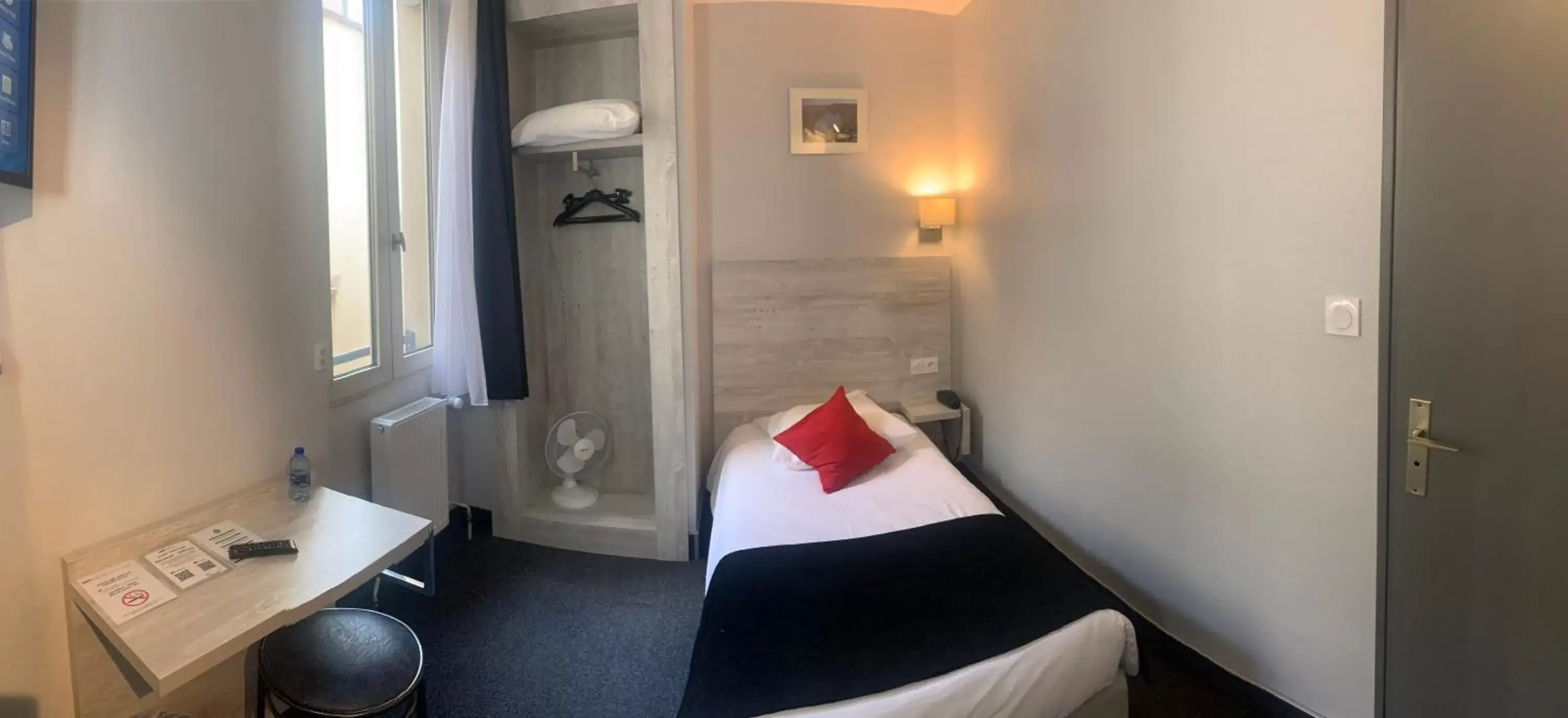 Standard Single Room - Courtyard in Brit Hotel Suisse et Bordeaux - Centre Gare