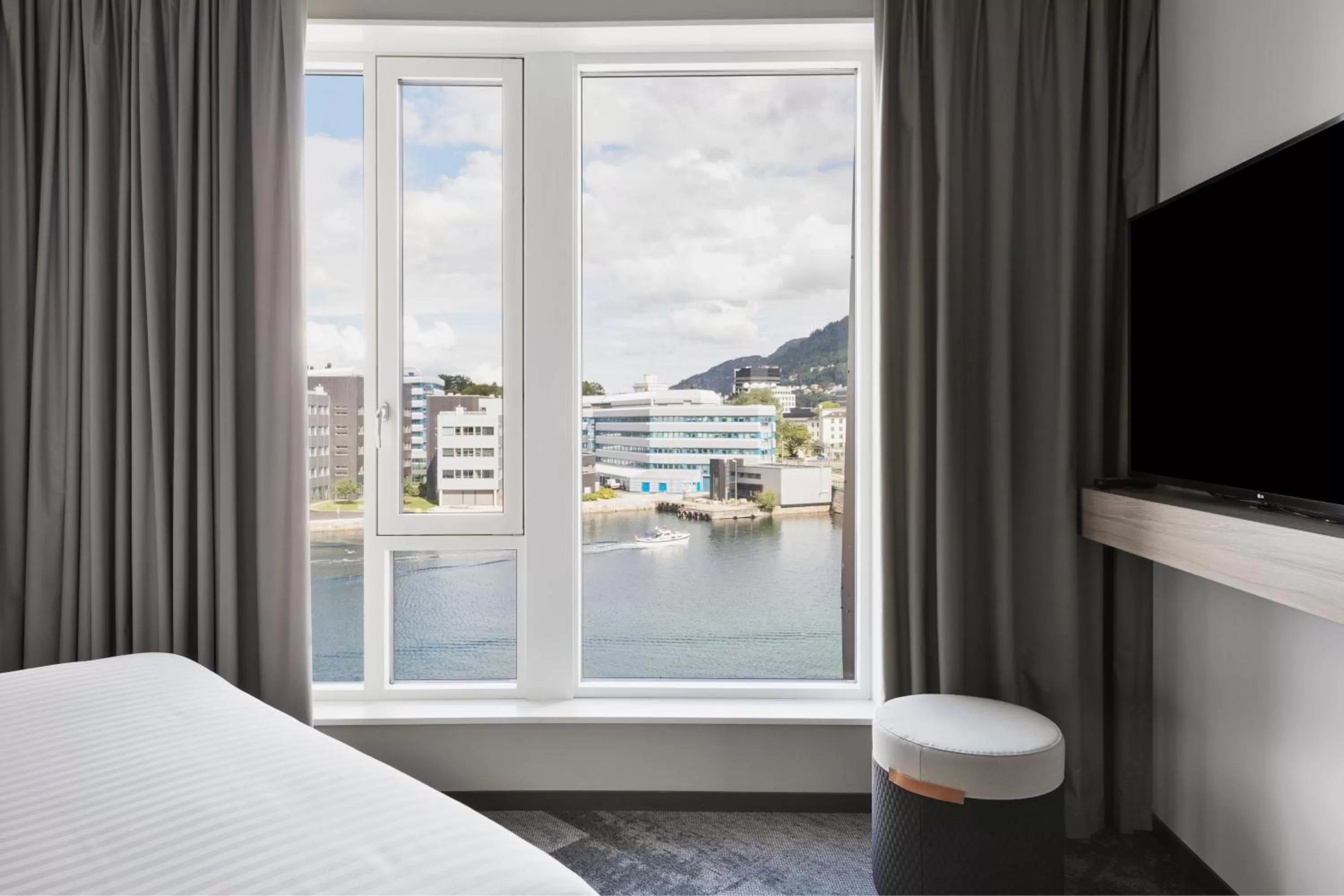 Photo of the whole room, Bed in Moxy Bergen