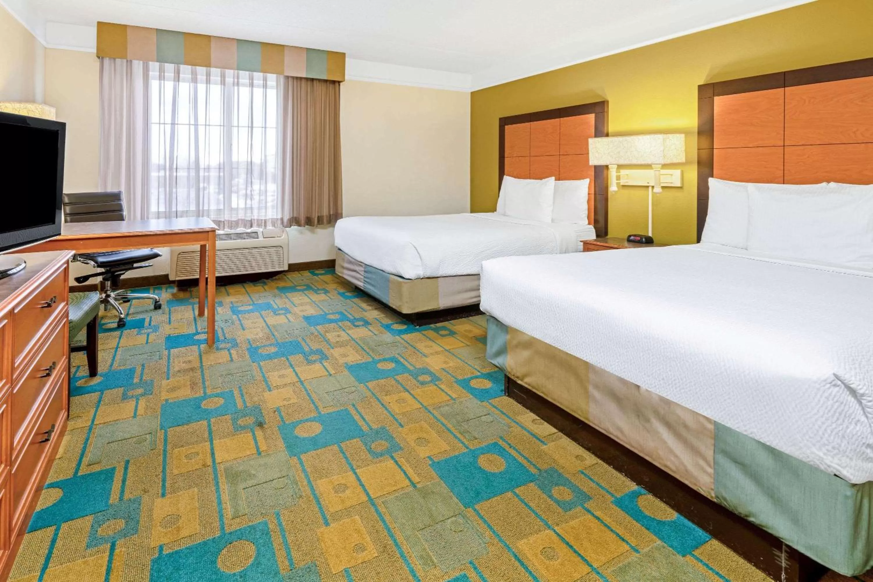 Photo of the whole room, Bed in La Quinta by Wyndham Salt Lake City Airport
