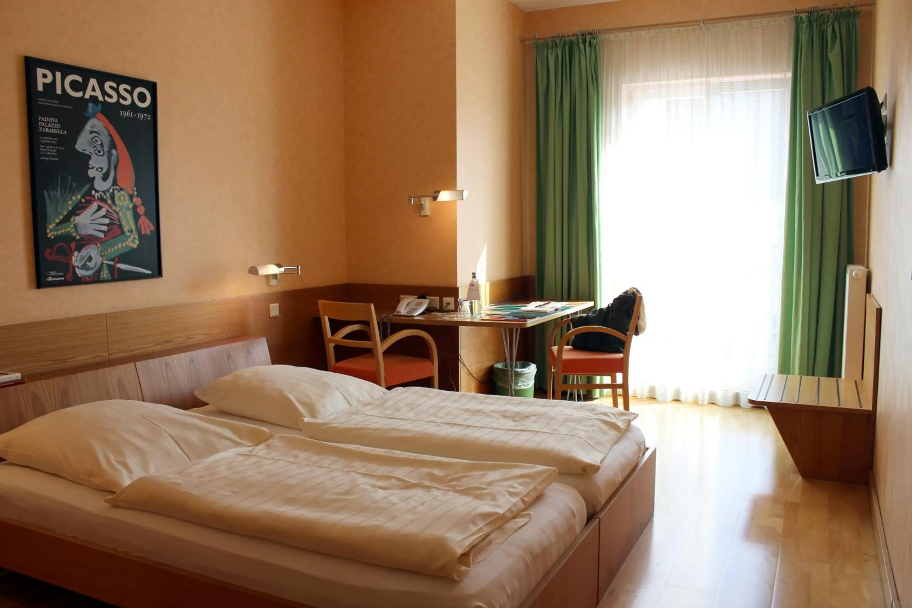 Photo of the whole room, Bed in An der Persiluhr Stadt-gut-Hotel