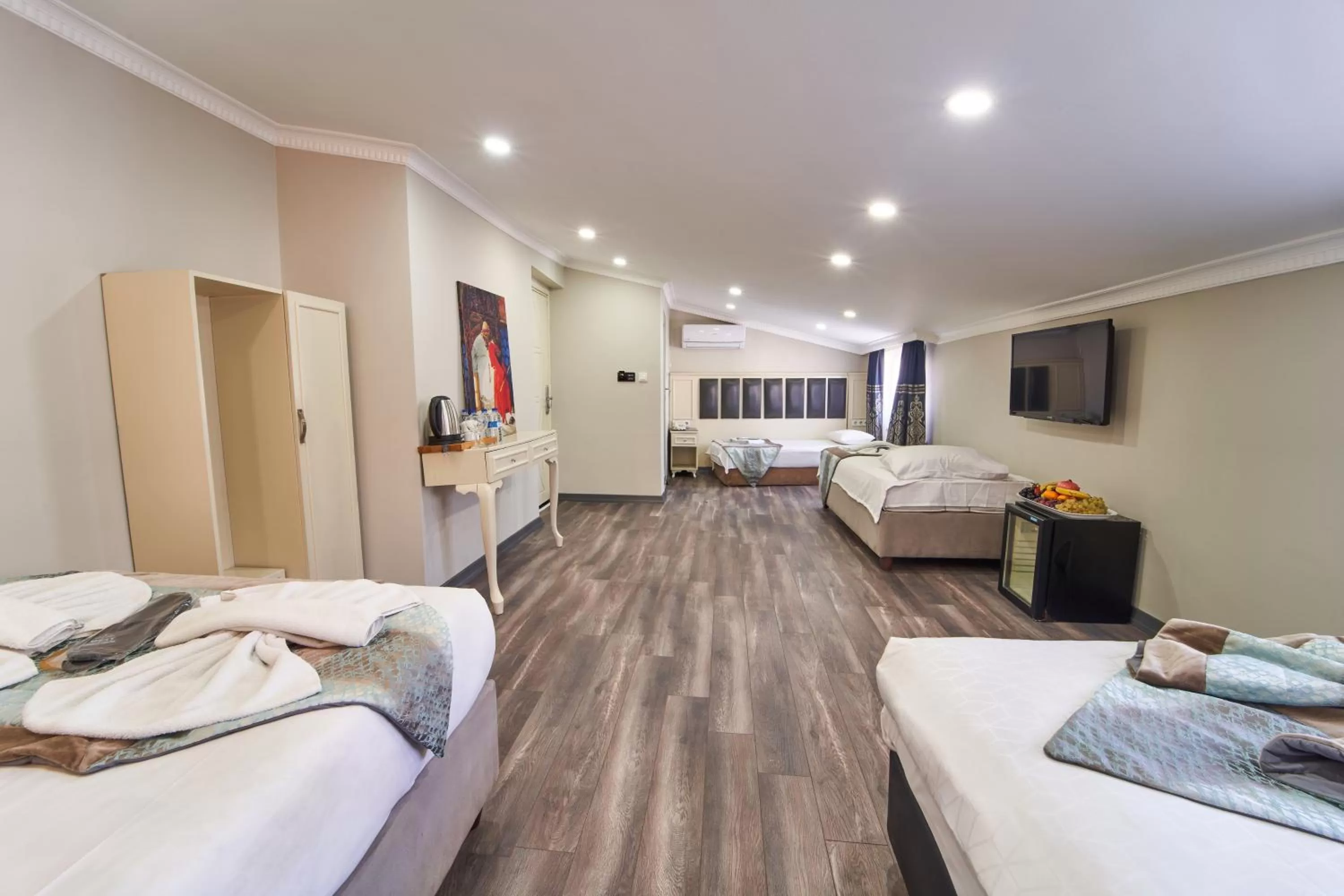 Photo of the whole room, Bed in Istanbul Sirkeci Hotel