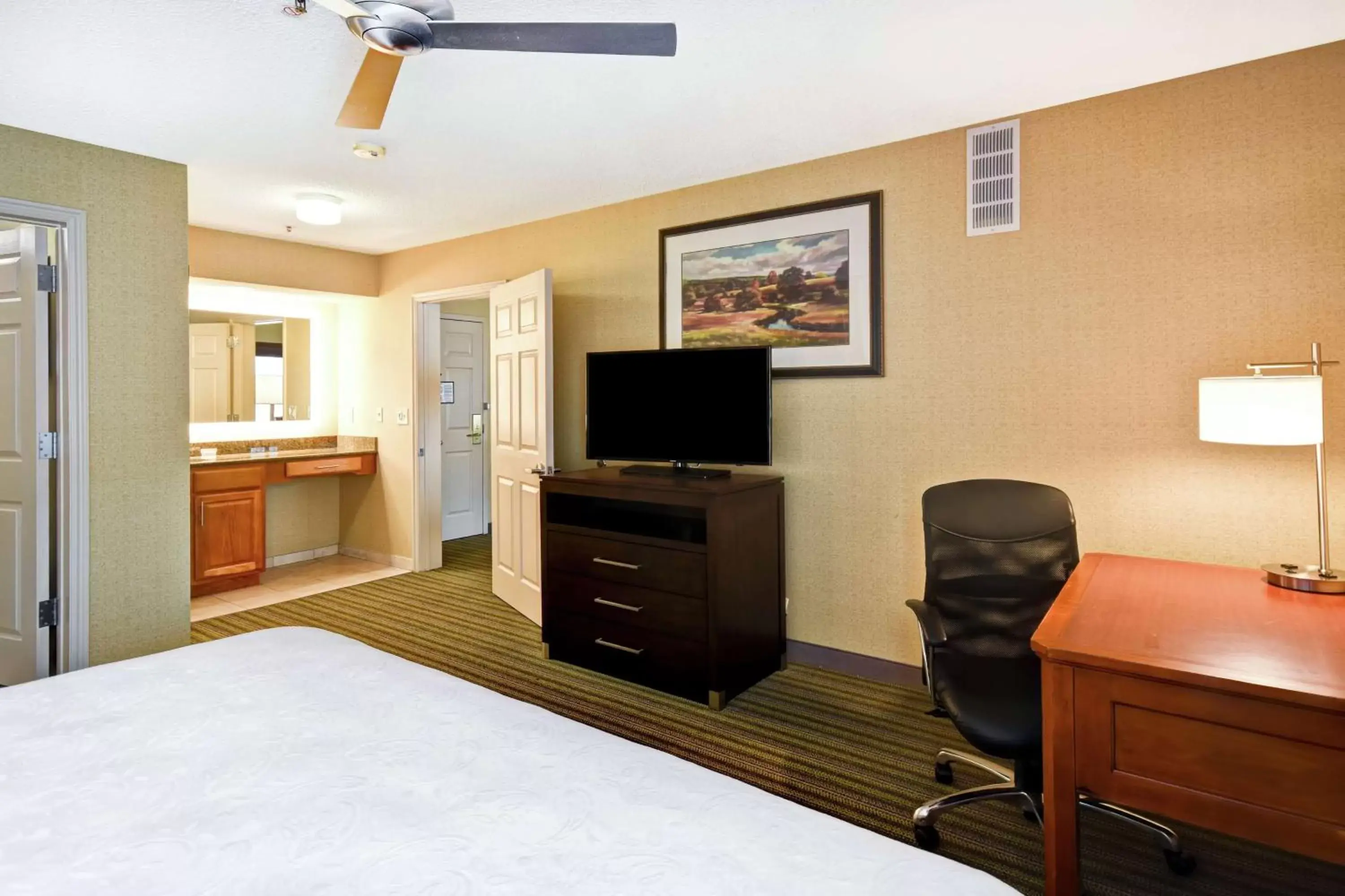 Bed, TV/Entertainment Center in Homewood Suites by Hilton Salt Lake City - Midvale/Sandy