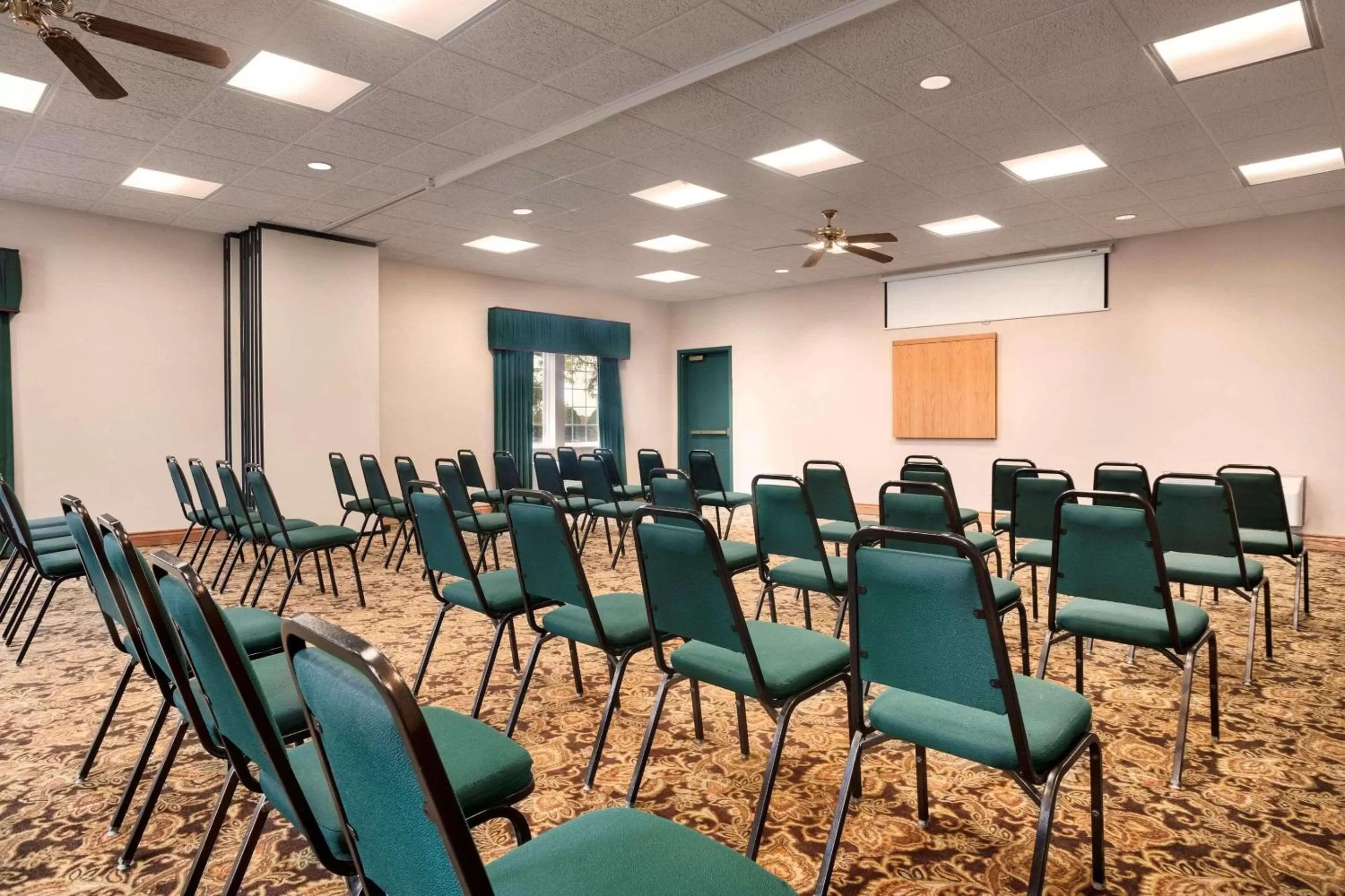 Meeting/conference room in Country Inn & Suites by Radisson, Kalamazoo, MI