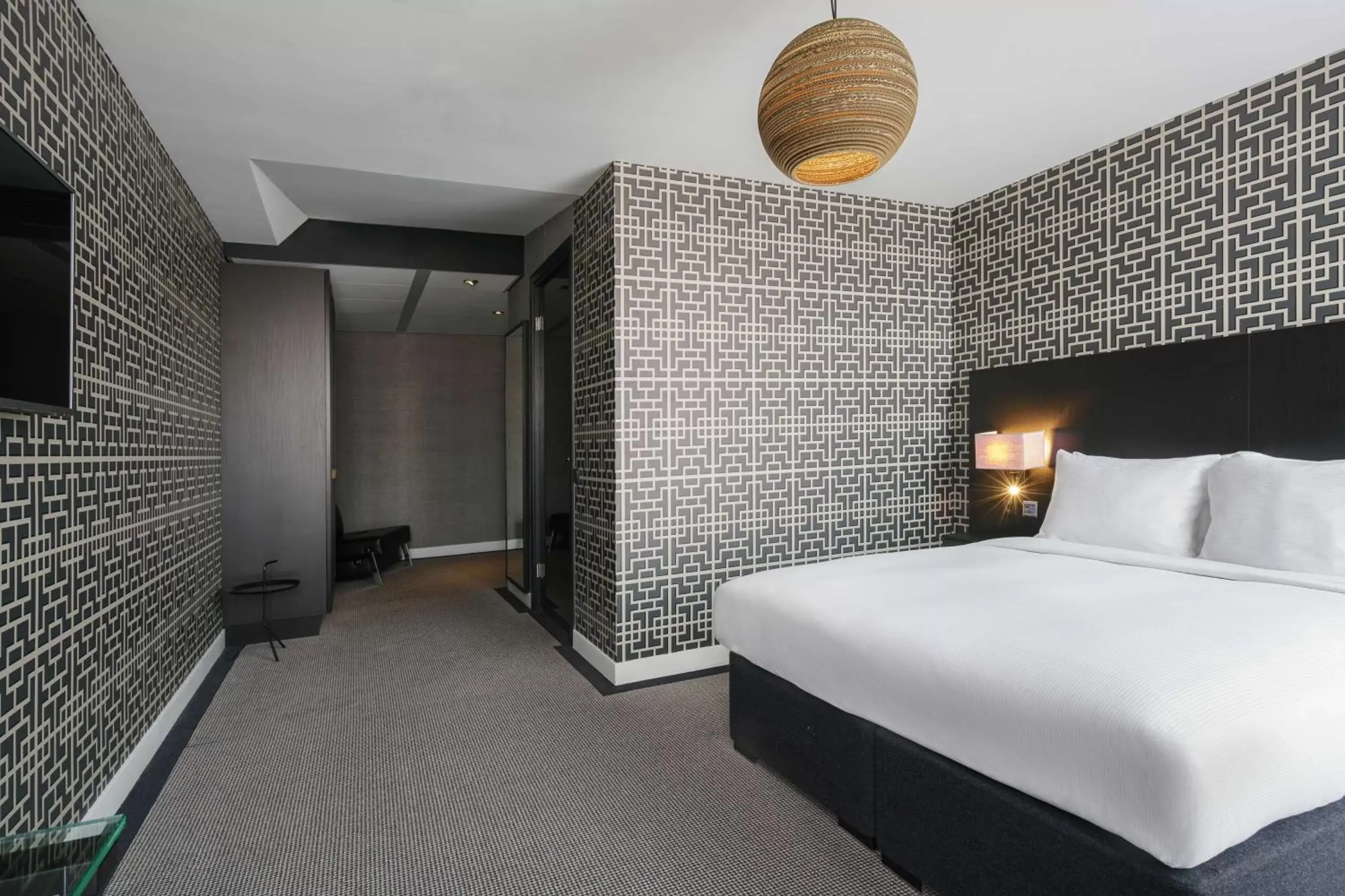 Bed in DoubleTree By Hilton Hotel Amsterdam - Ndsm Wharf
