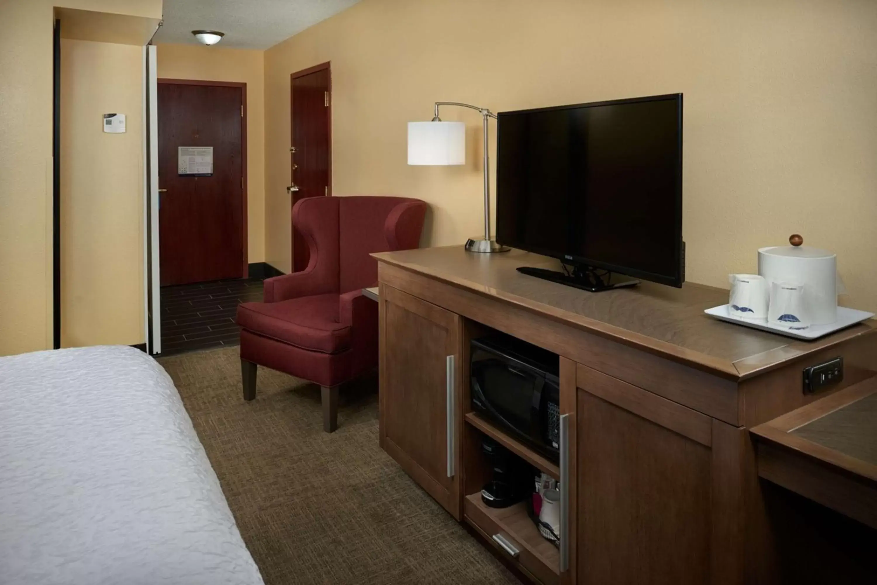 Bedroom, TV/Entertainment Center in Hampton Inn Shelbyville