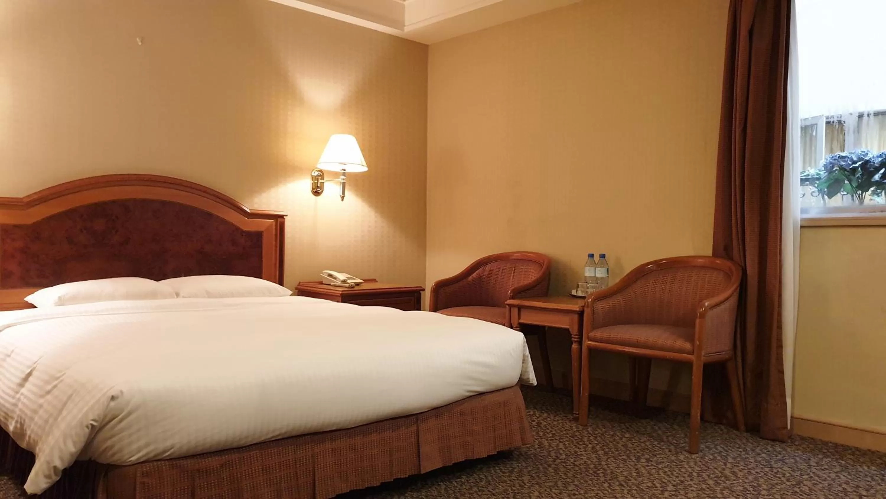 Photo of the whole room, Bed in Green World Flora Annex