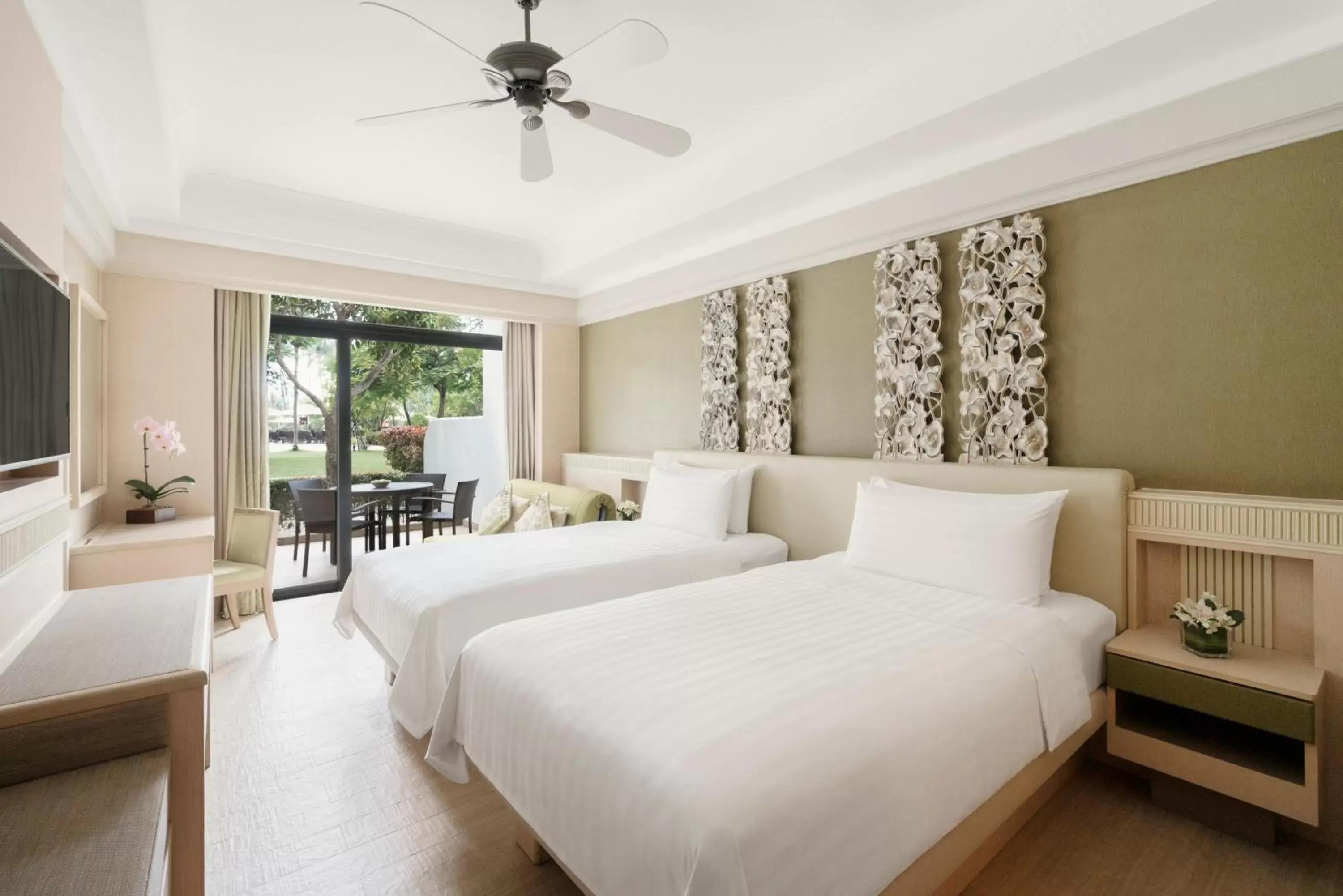 Patio, Bed in Shangri-La Rasa Sentosa, Singapore