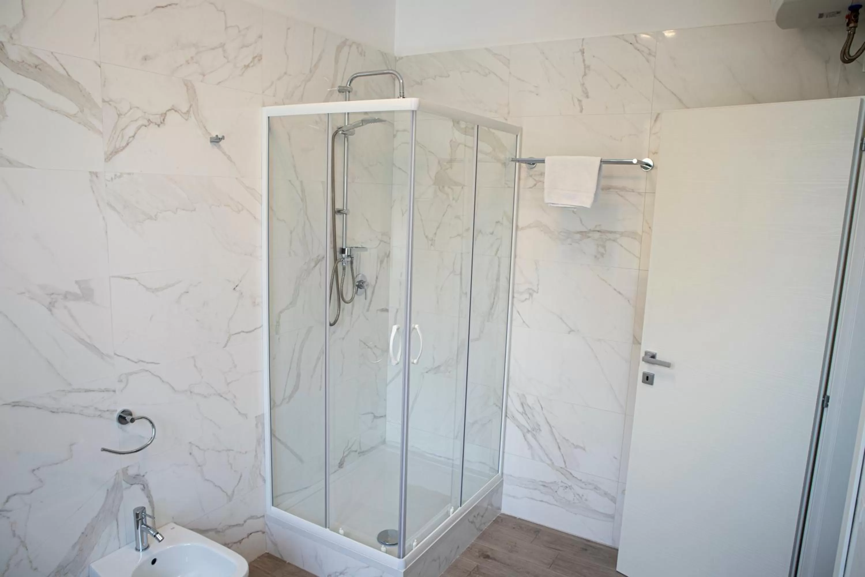 Shower in Esseneto Rooms