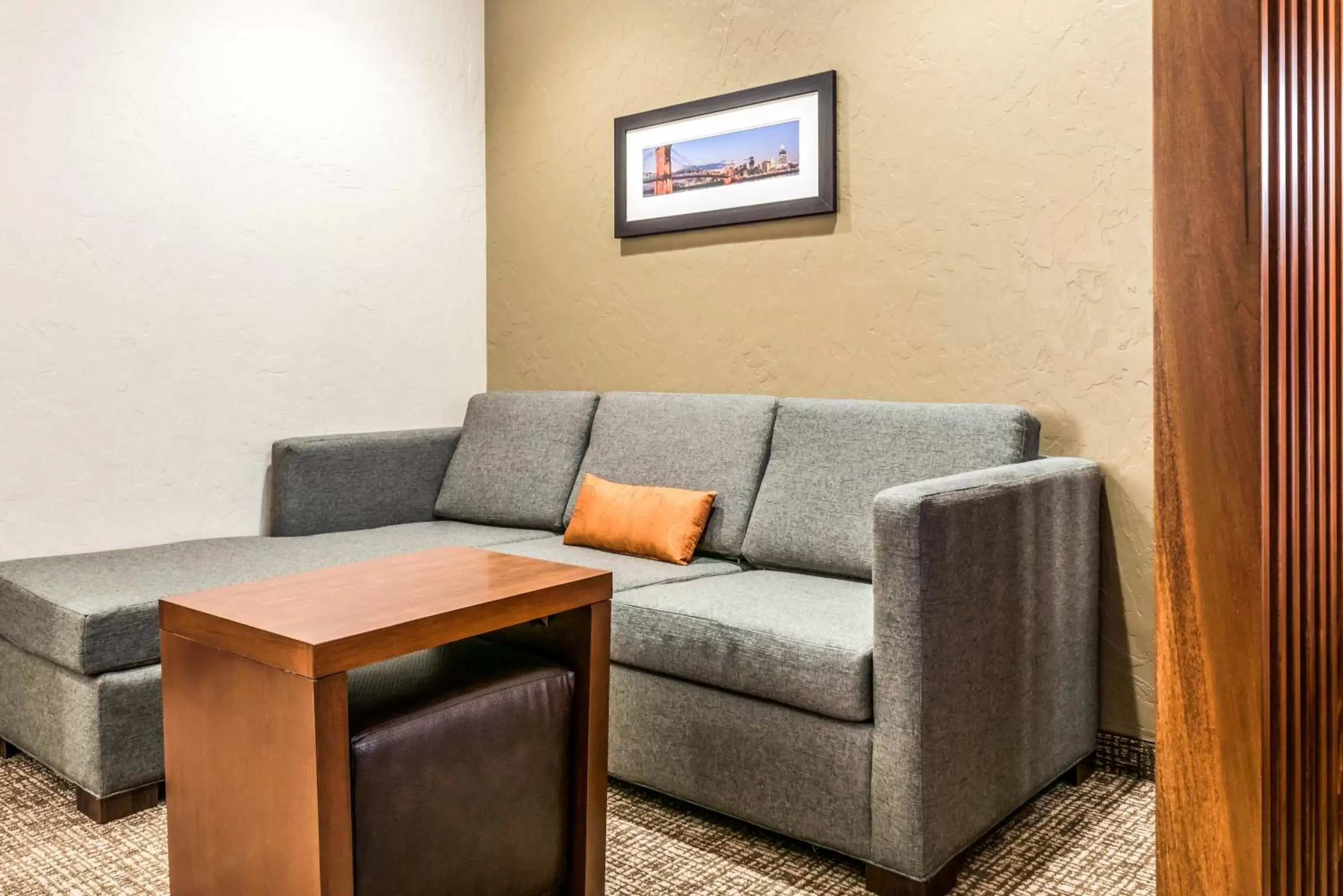 Living room, Seating Area in Comfort Suites Florence - Cincinnati South