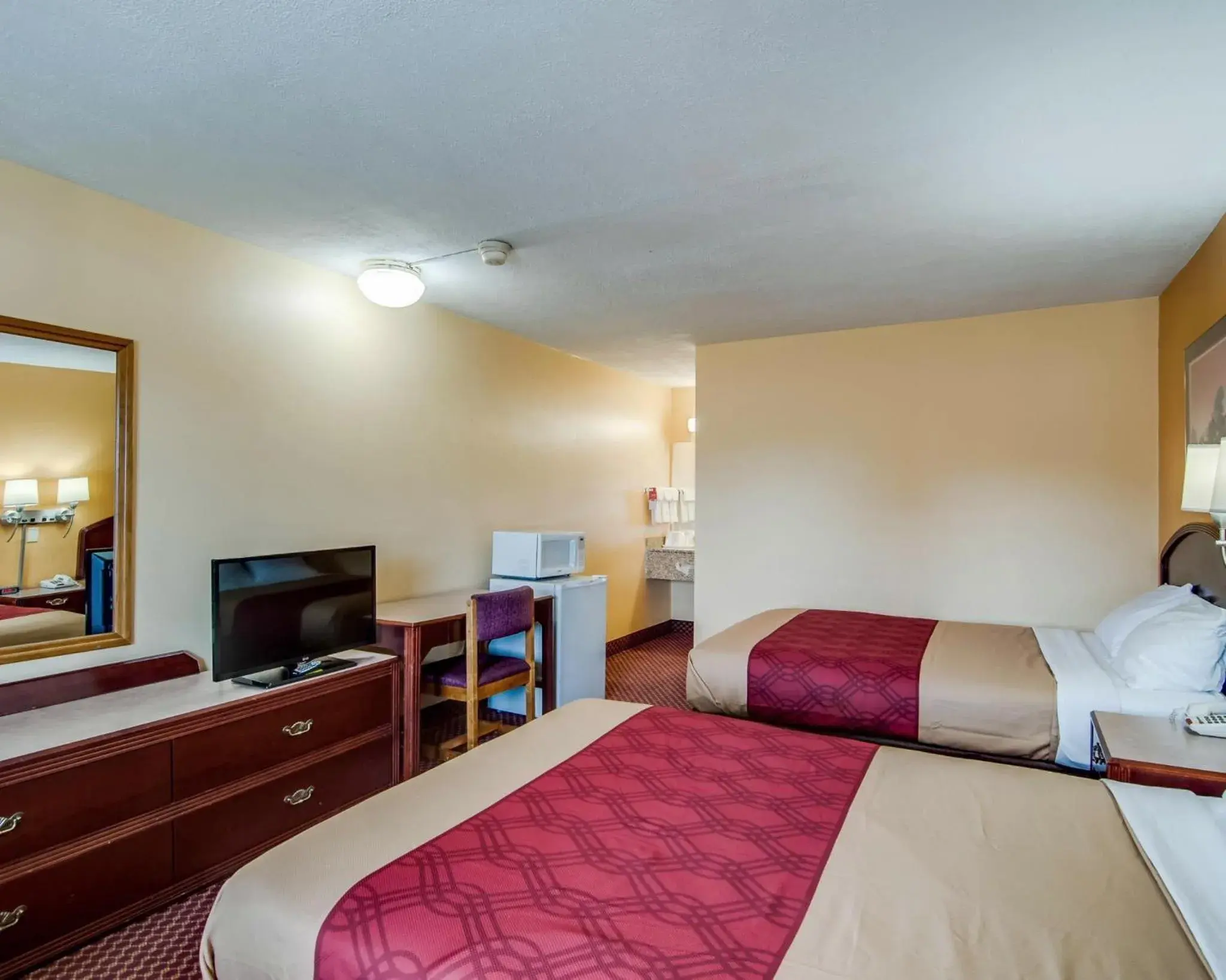 Double Room with Two Double Beds in Econo Lodge Near Bluefield College