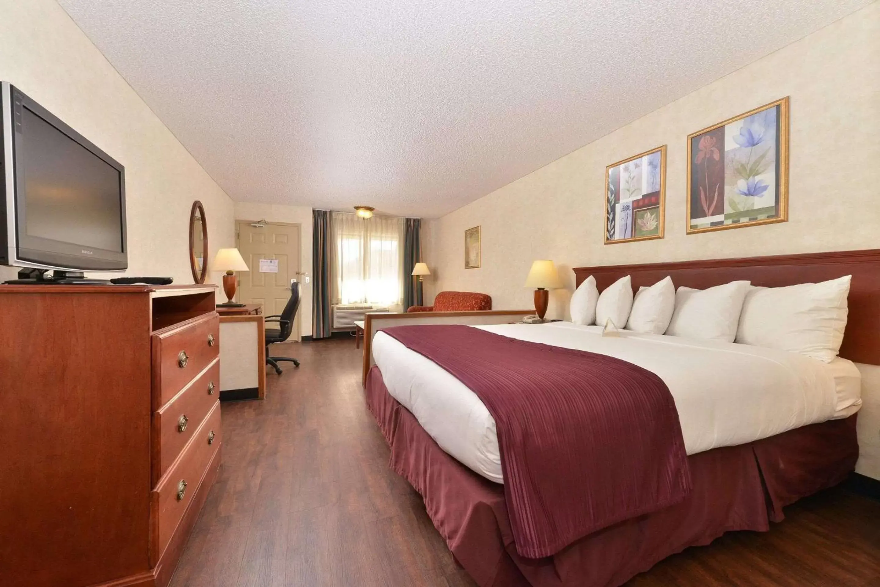 Photo of the whole room, Bed in Quality Inn & Suites Indio I-10