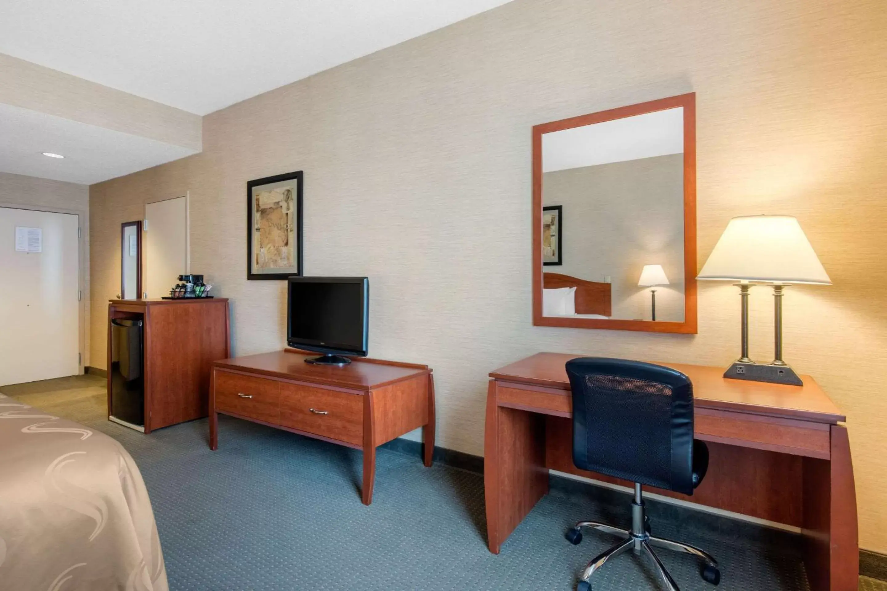 Photo of the whole room, TV/Entertainment Center in Quality Inn & Suites Benton - Draffenville