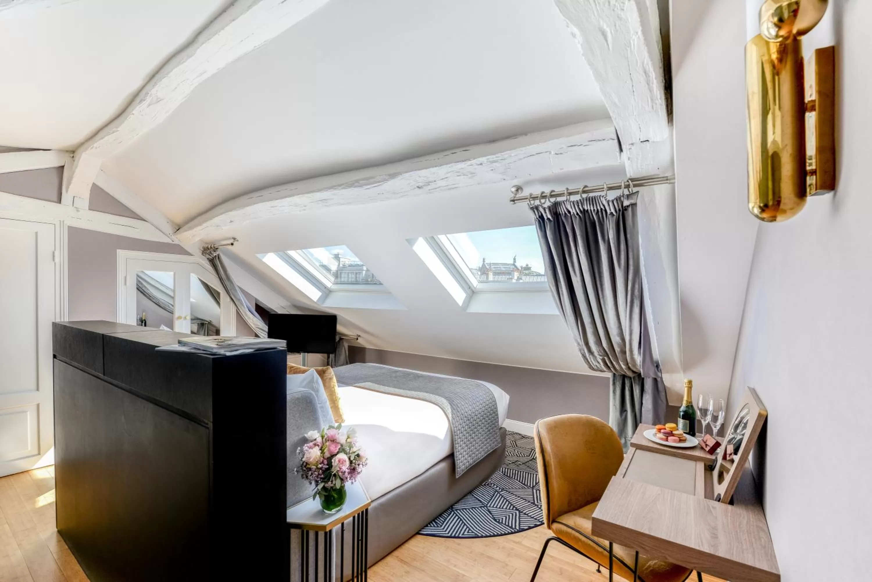 Bed in Hotel Opéra Opal