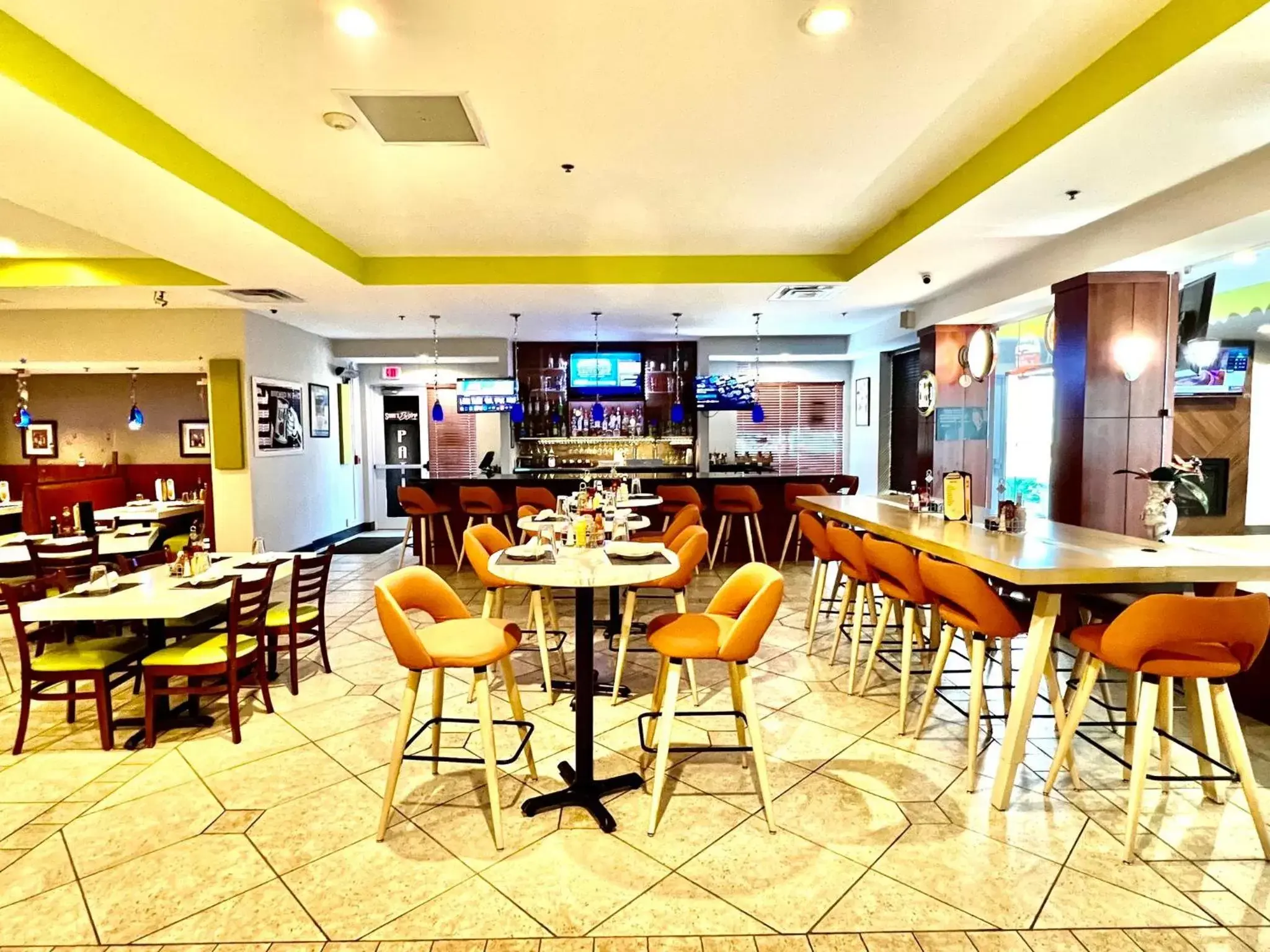 Lounge or bar, Restaurant/Places to Eat in Holiday Inn Toledo - Maumee I-80/90, an IHG Hotel