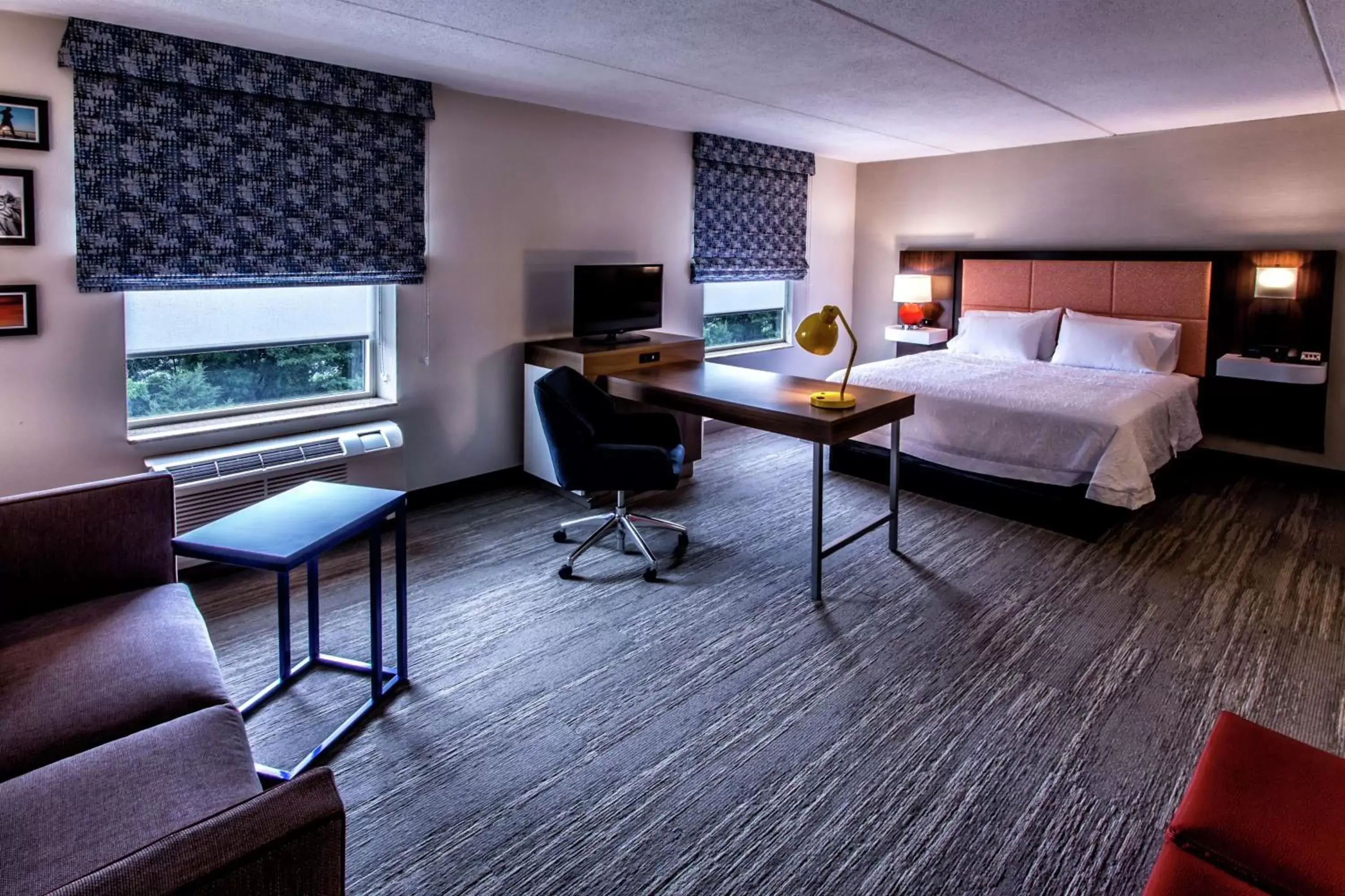 Bed in Hampton Inn & Suites Staten Island
