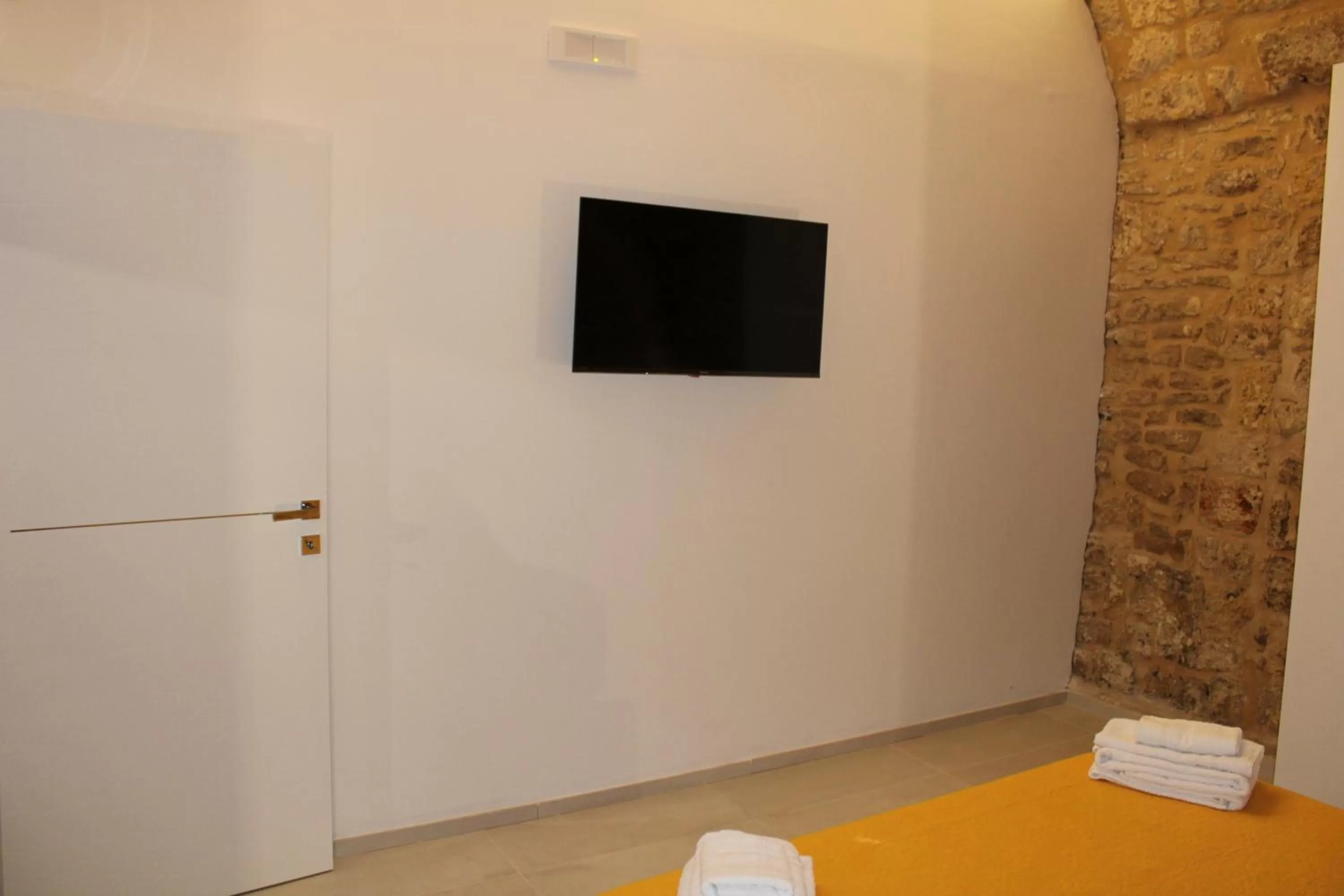 TV and multimedia, TV/Entertainment Center in B&B Terragine