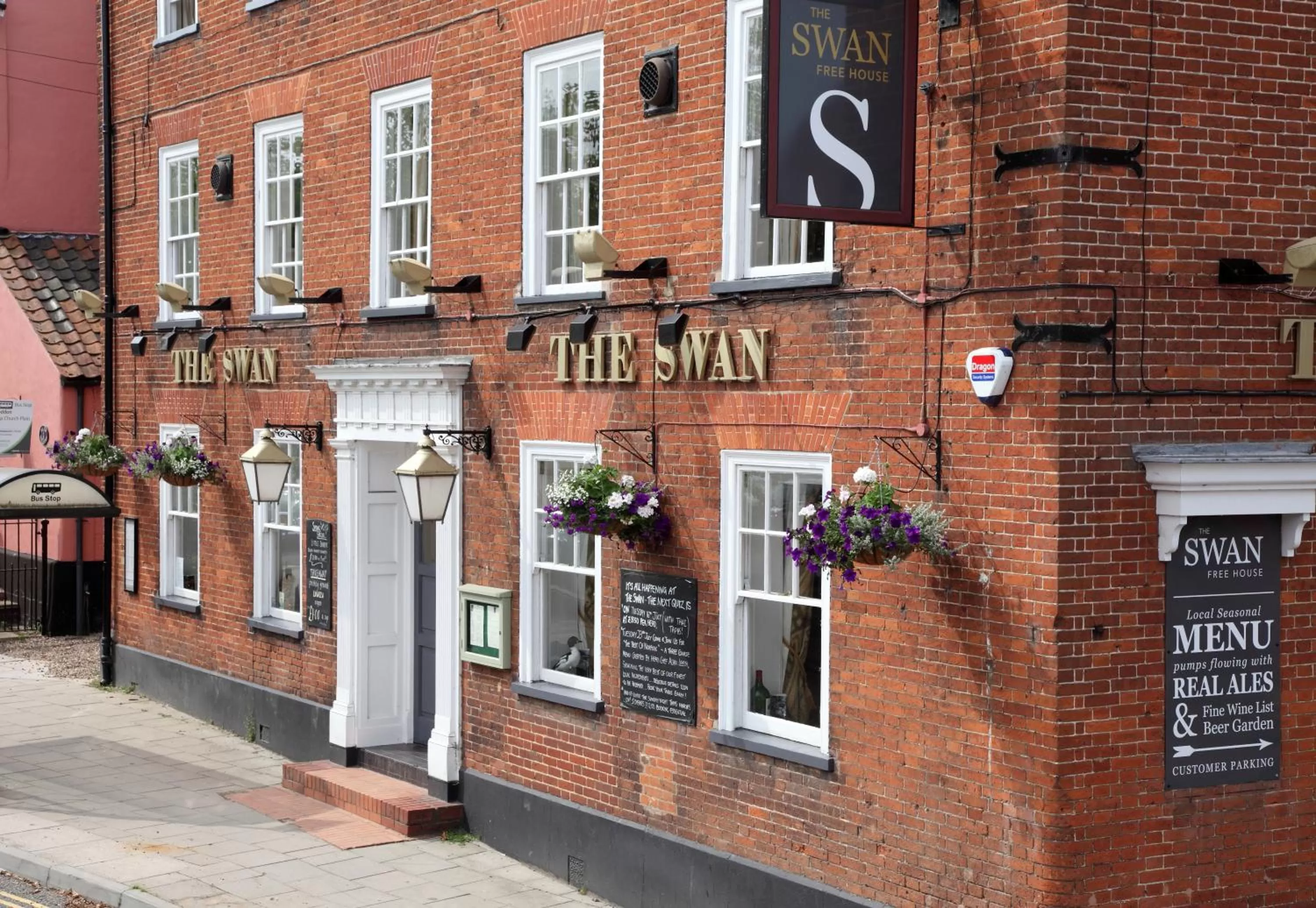 Facade/entrance in The Loddon Swan