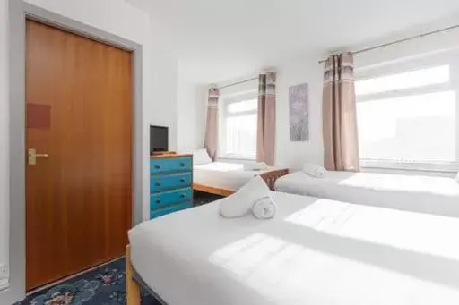 Quadruple Room with Bathroom in The Sandringham Court Hotel & Sports Bar-Groups Welcome here-High Speed Wi-Fi Quadruple Room with Bathroom in The Sandringham Court Hotel & Sports Bar-Groups Welcome here-High Speed Wi-Fi