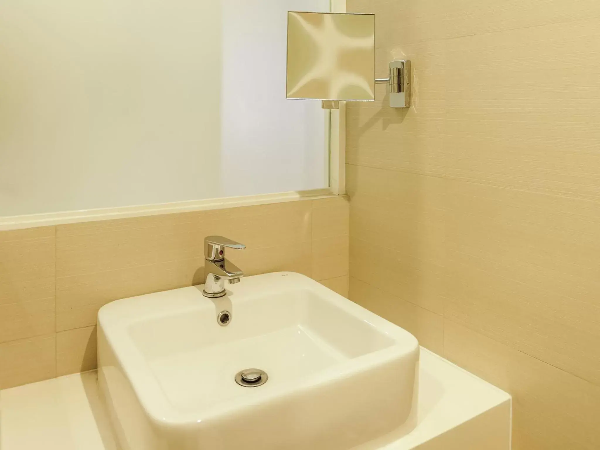 Bathroom in Go Hotels North EDSA