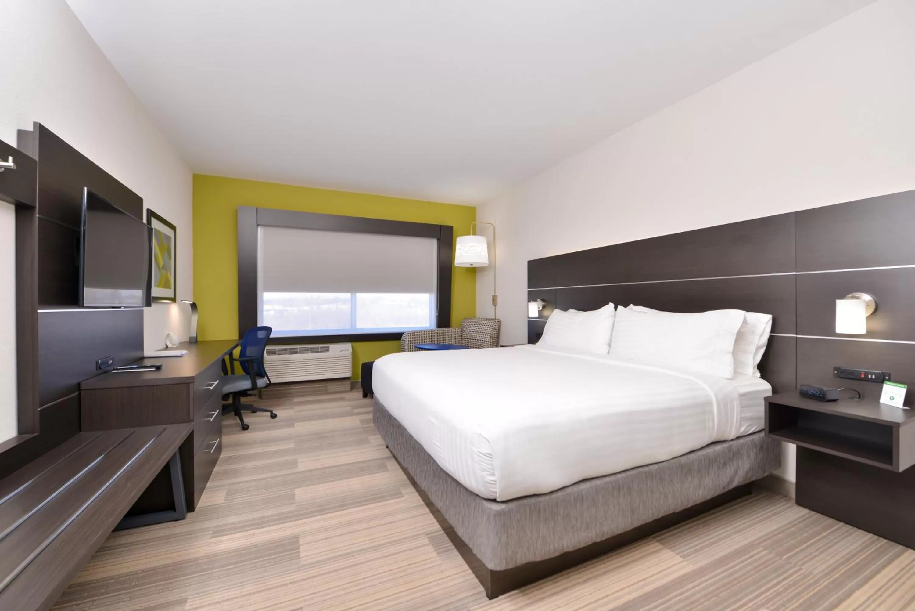 Photo of the whole room, Bed in Holiday Inn Express & Suites - Kansas City - Lee's Summit by IHG