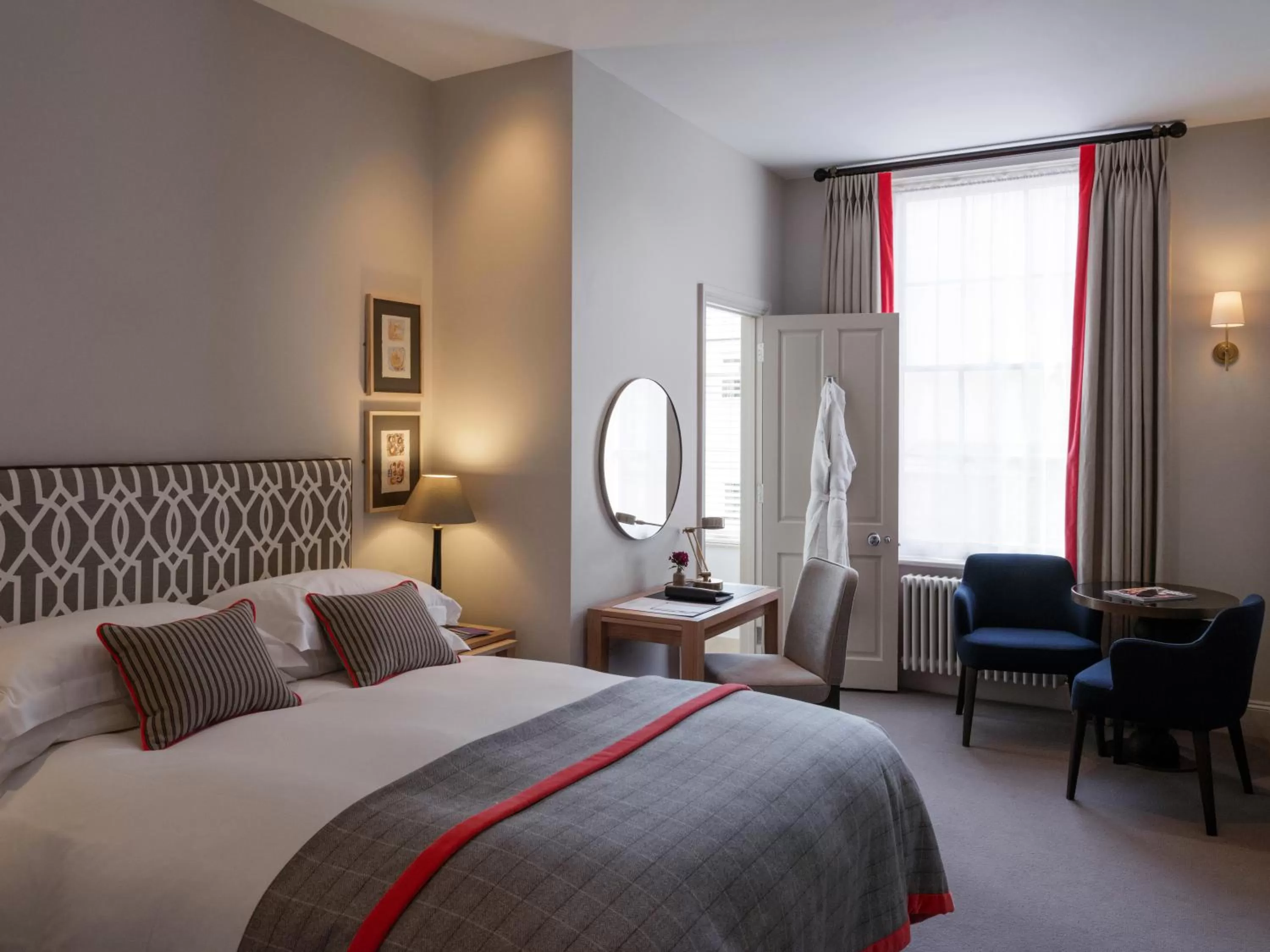 Bedroom, Bed in Old Bank Hotel