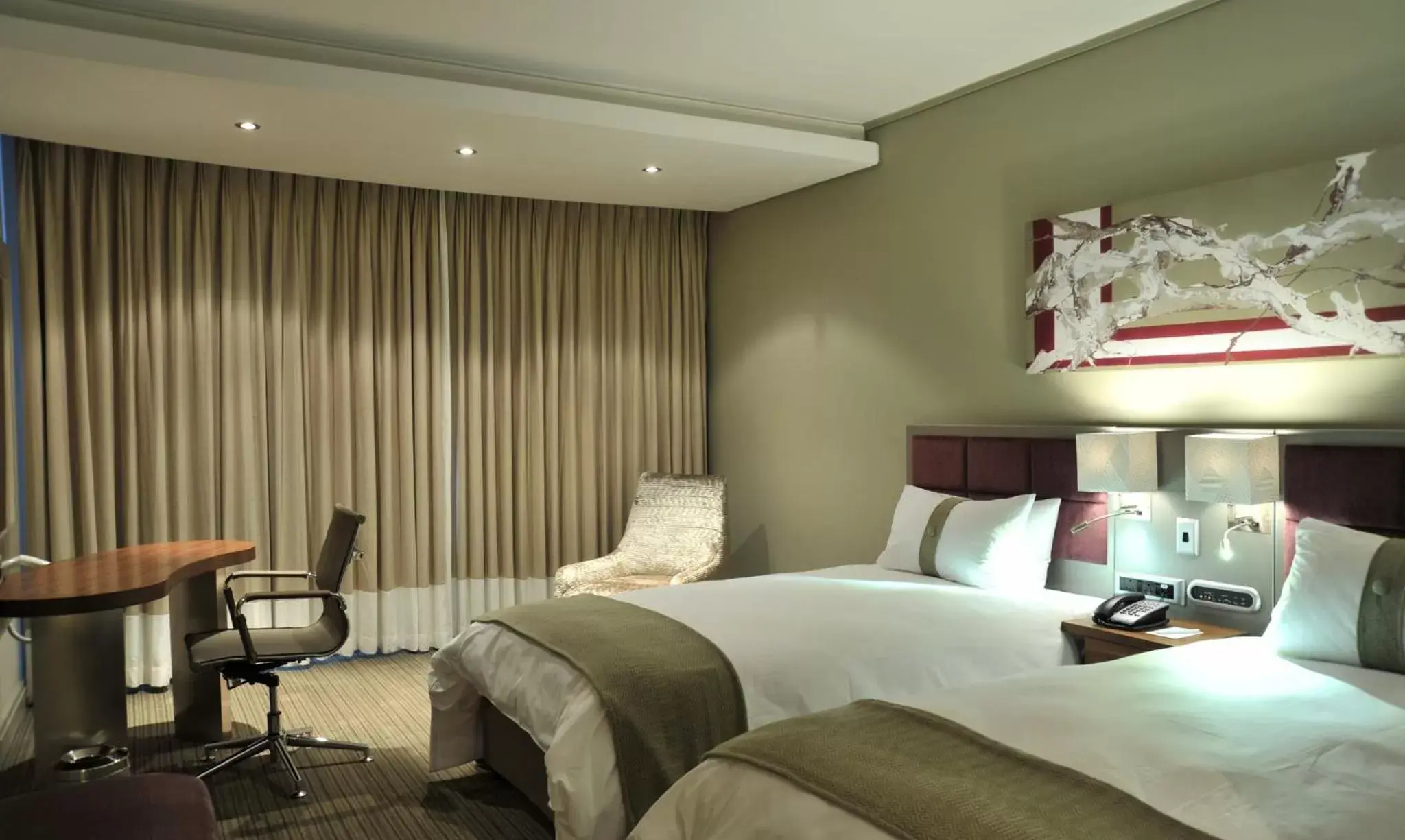 Photo of the whole room, Bed in Holiday Inn Johannesburg-Rosebank, an IHG Hotel