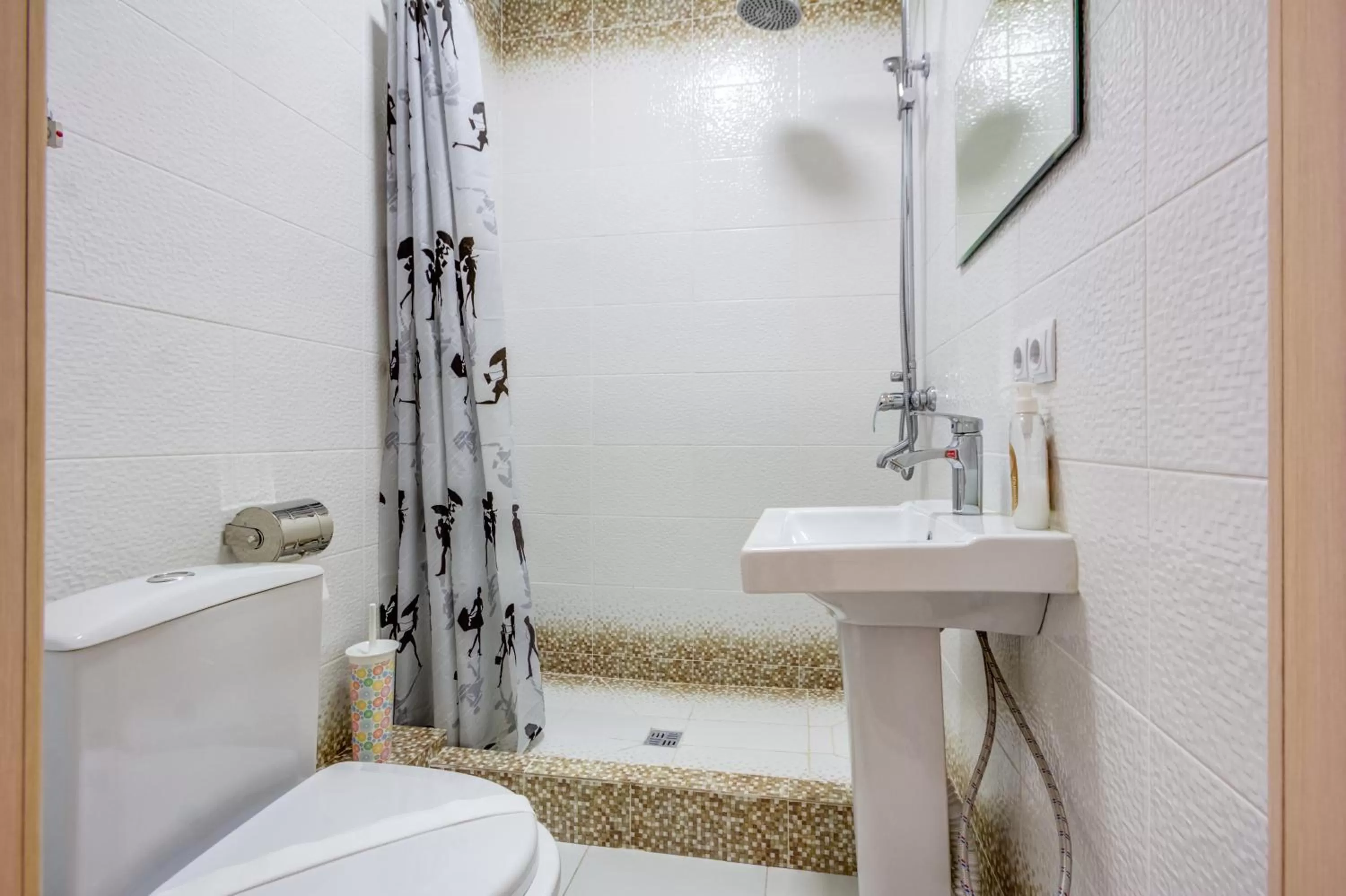 WHITE HOTEL & HOSTEL