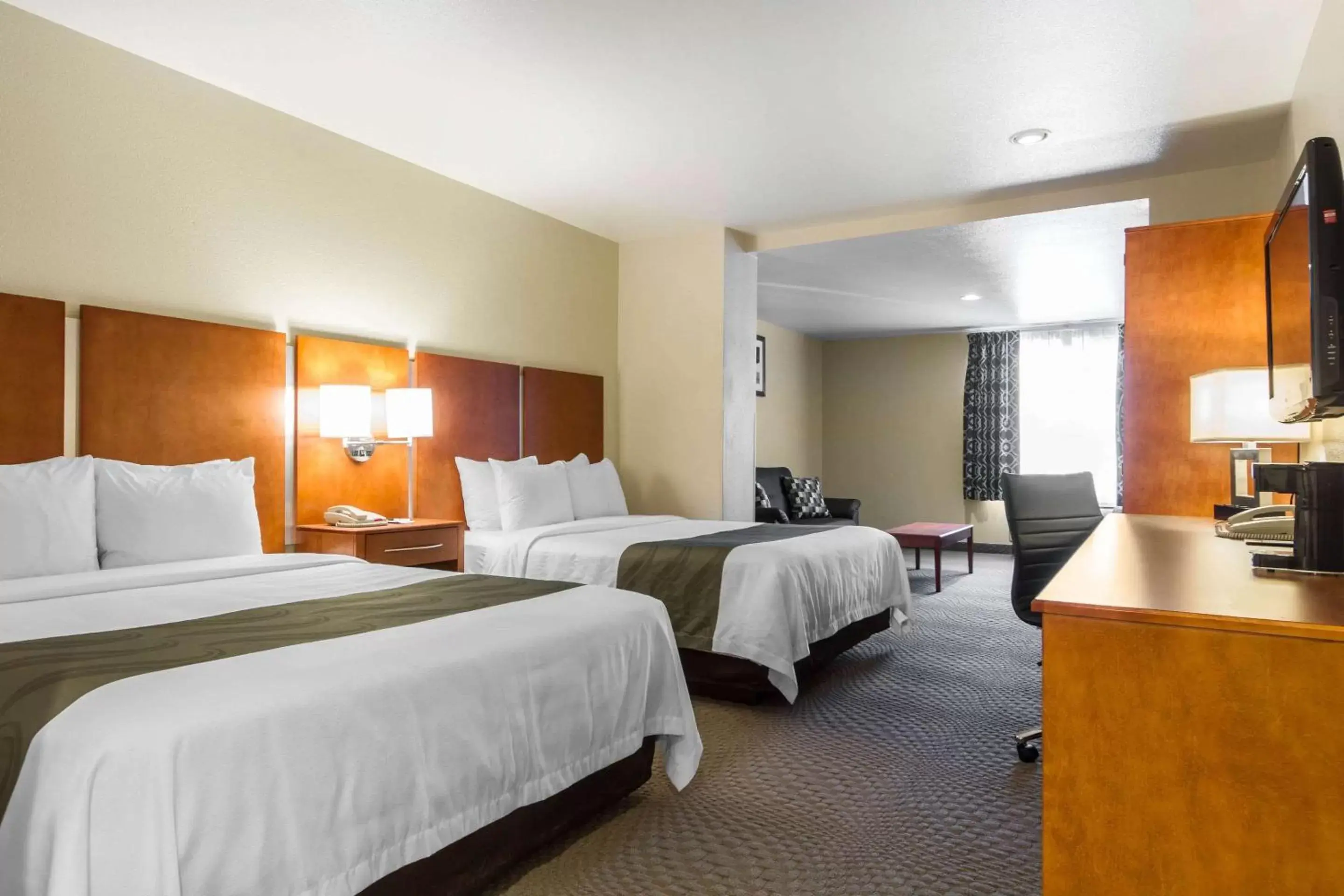 Photo of the whole room, Bed in Quality Inn San Jose Airport - Silicon Valley