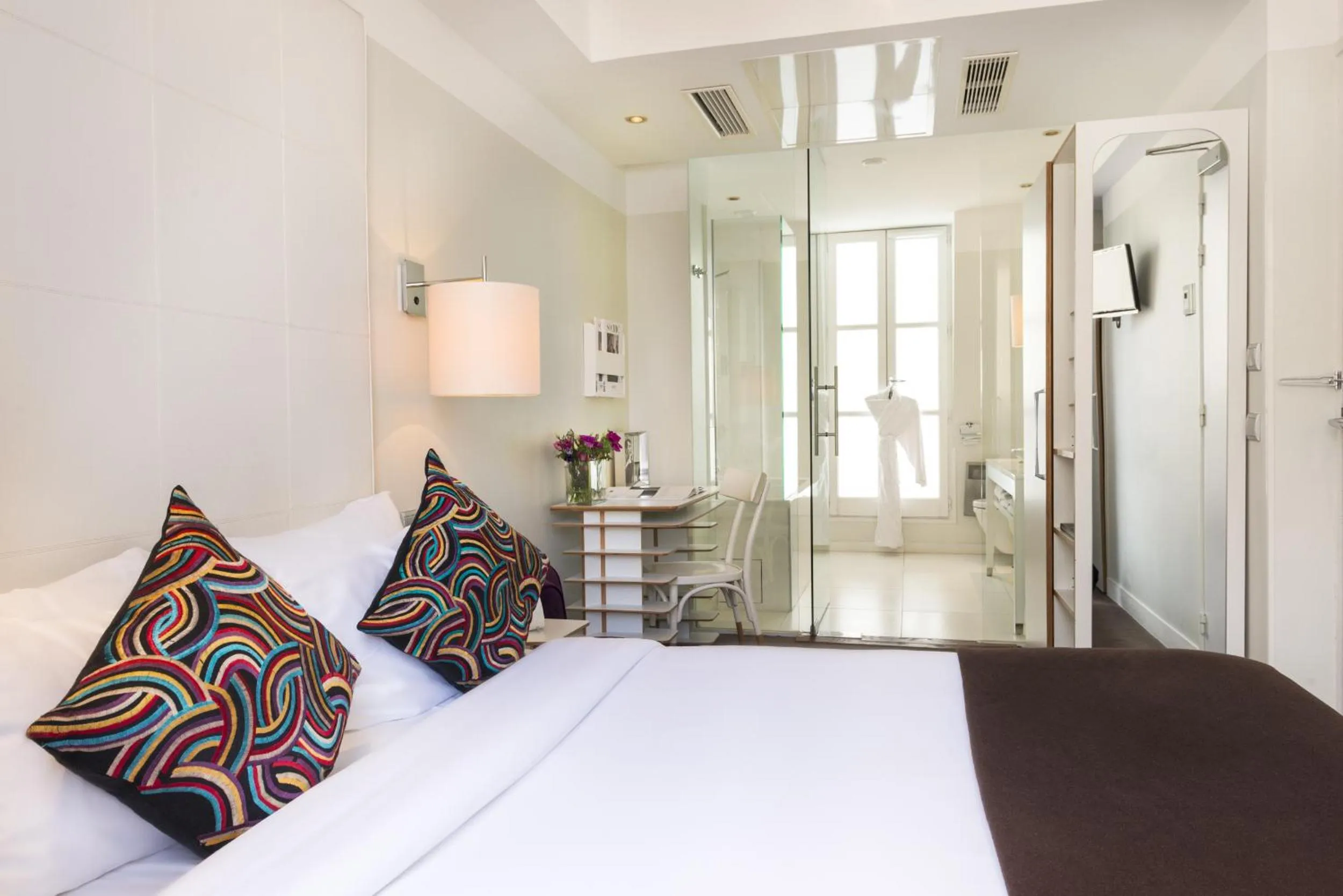 Bed in Hotel Le Placide Saint-Germain Des Prés