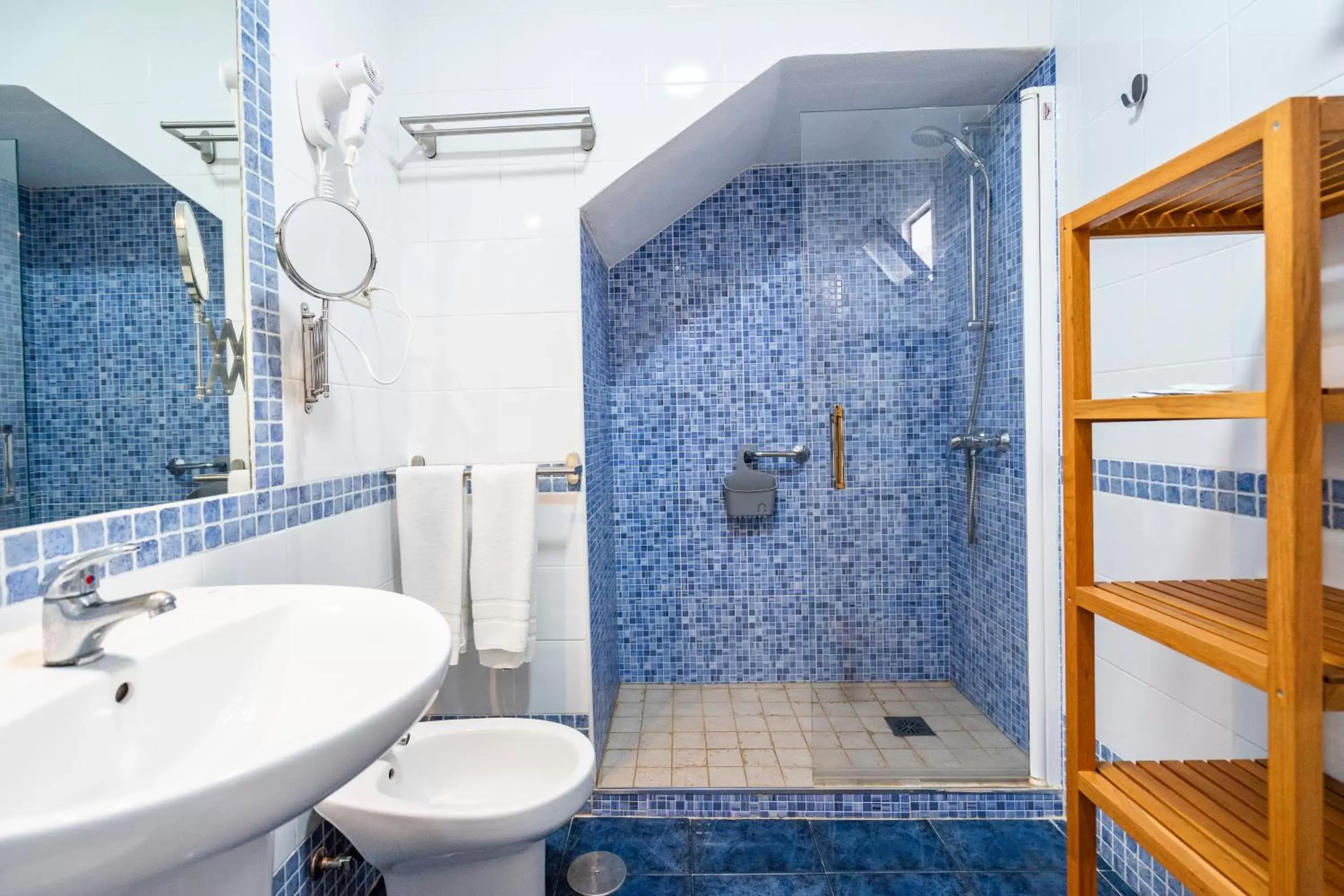 Patio, Bathroom in Elcano